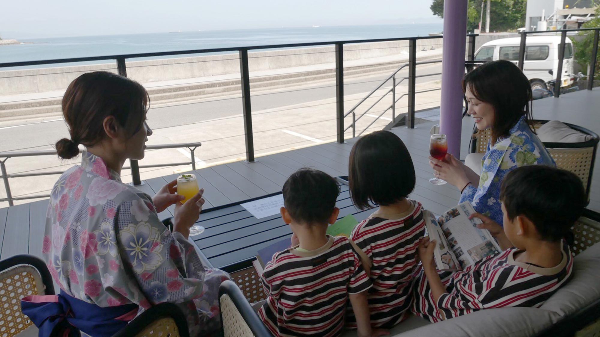 ・【テラス】気軽な島旅をご家族やファミリーで　テラスでは海を眺めながらのくつろぎを楽しめます