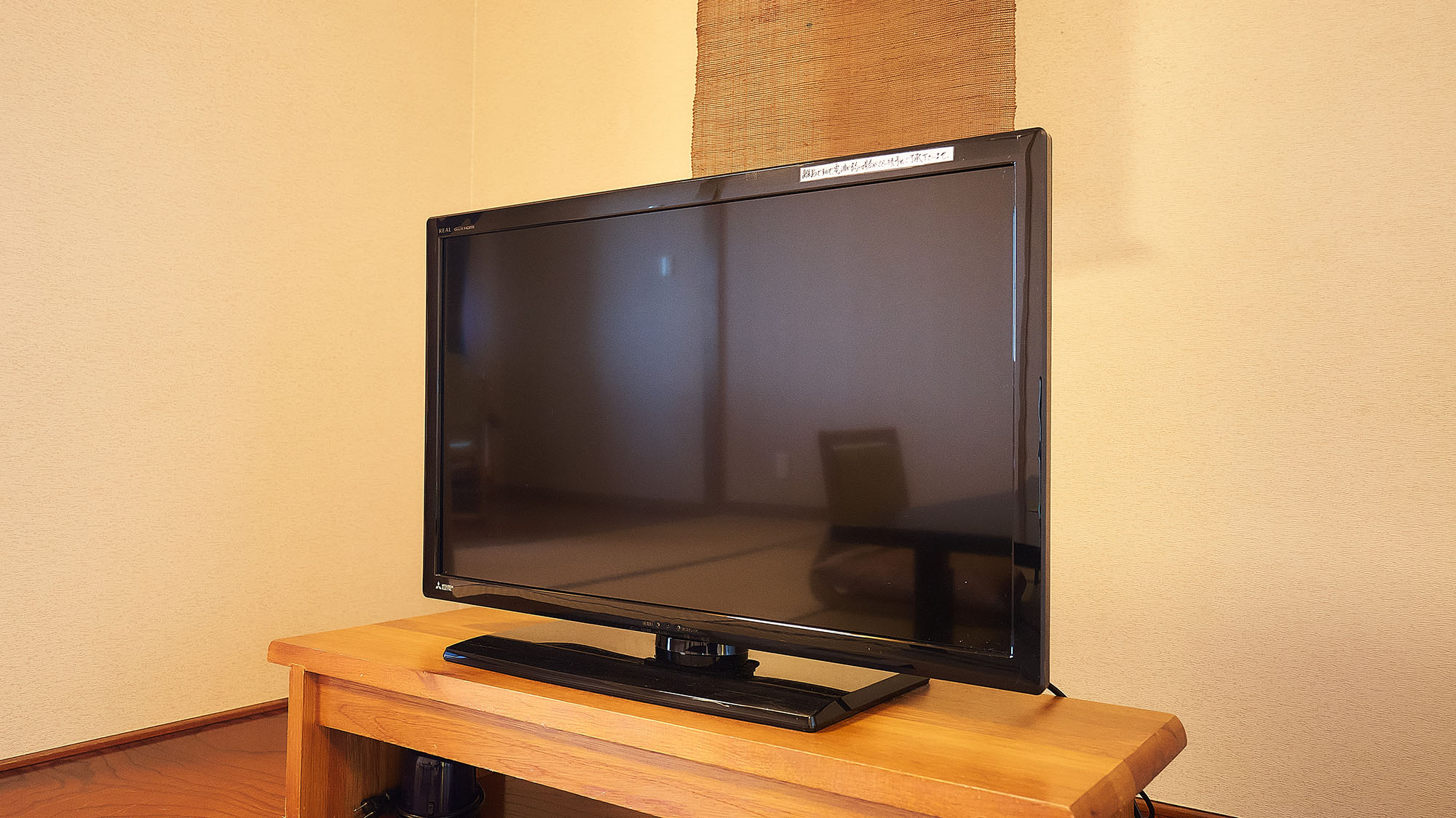 ・【客室／月】テレビを完備しておりますので、リラックスタイムなどにお好きにご覧ください