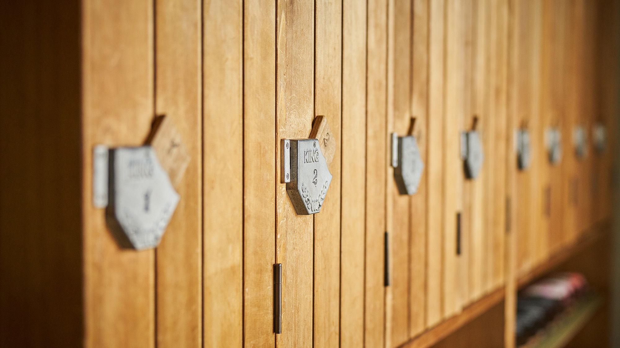 ・【エントランス】趣のある松竹鍵タイプの靴箱です。お部屋ごとに靴をご収納いただけます