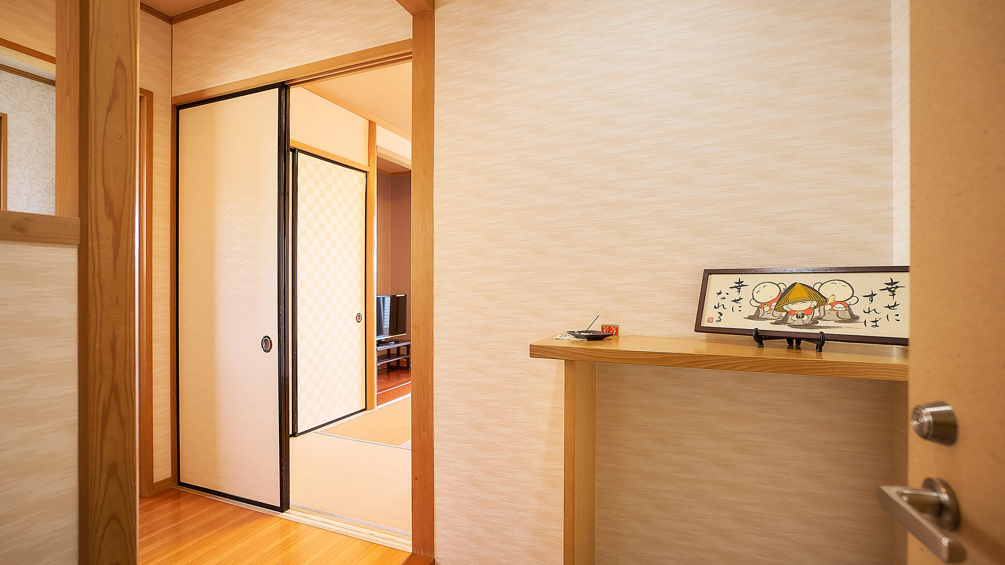 ・【客室／風】扉を開けると漂うお香の匂いと温かな雰囲気。安らぎのひと時をお過ごしください