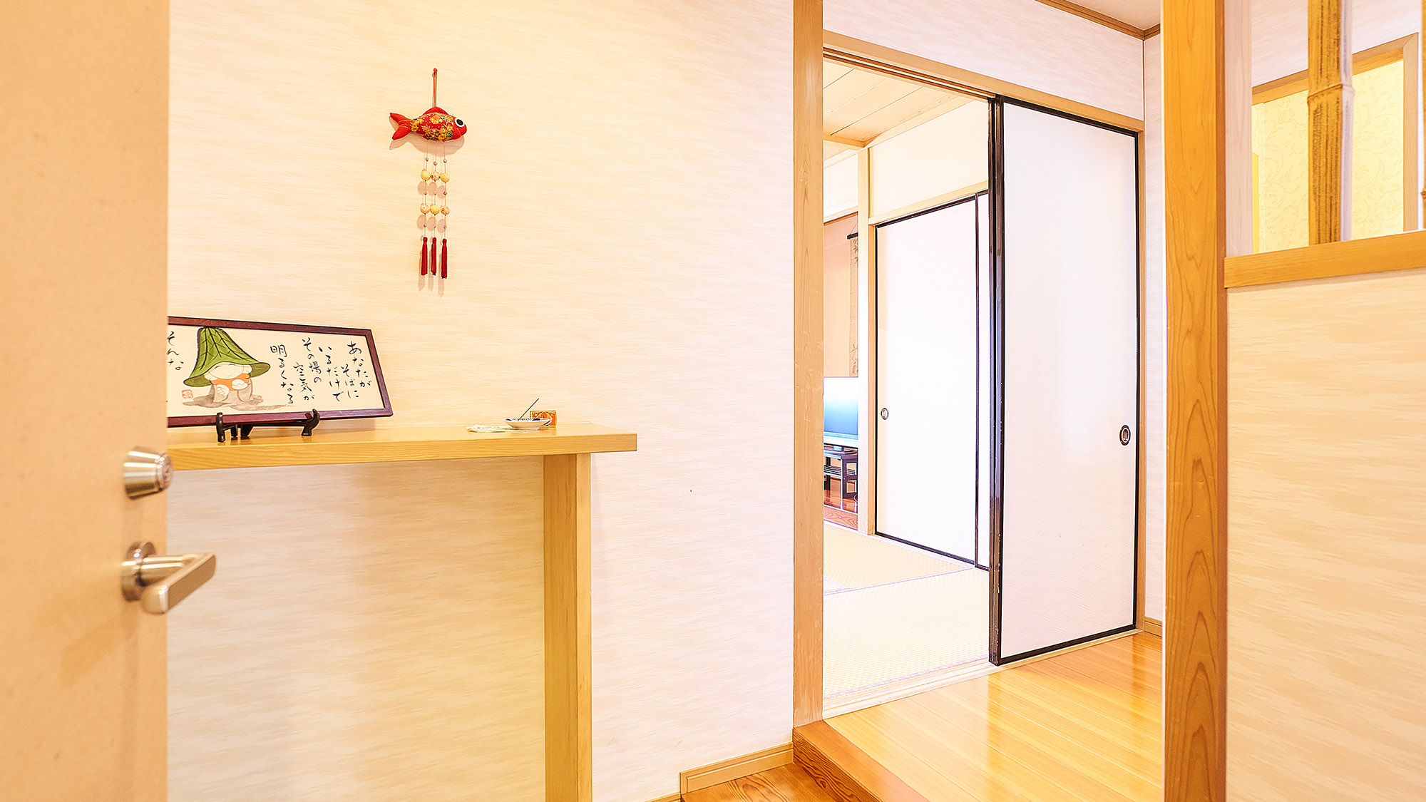 ・【客室／虹】窓から差し込む光が心地よいお部屋です。日々の忙しさを忘れて休暇をお過ごしください