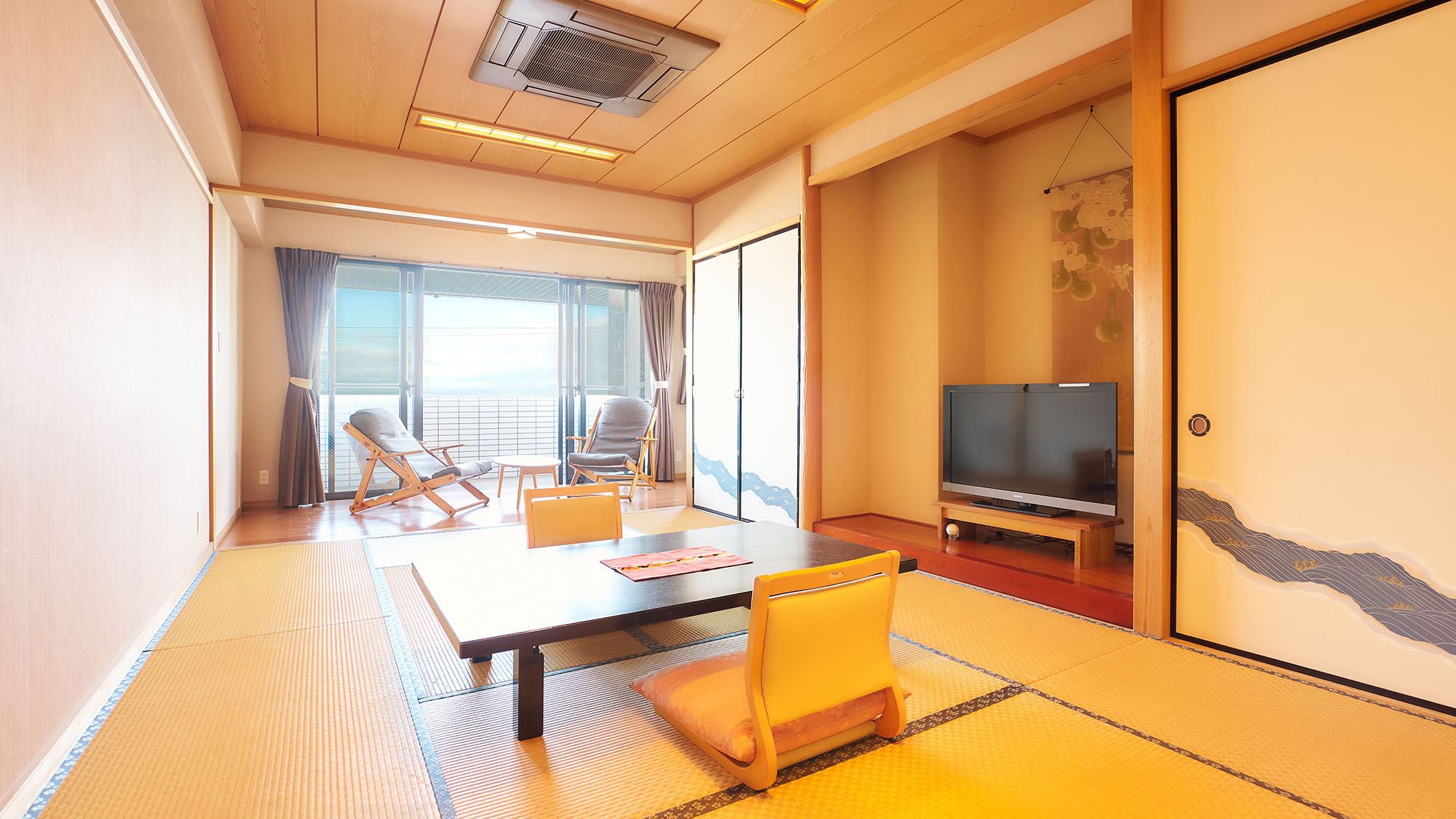 ・【客室／星】大きな窓から自然光が差し込む明るいお部屋です。ほっと安らぐ穏やかな雰囲気が漂います