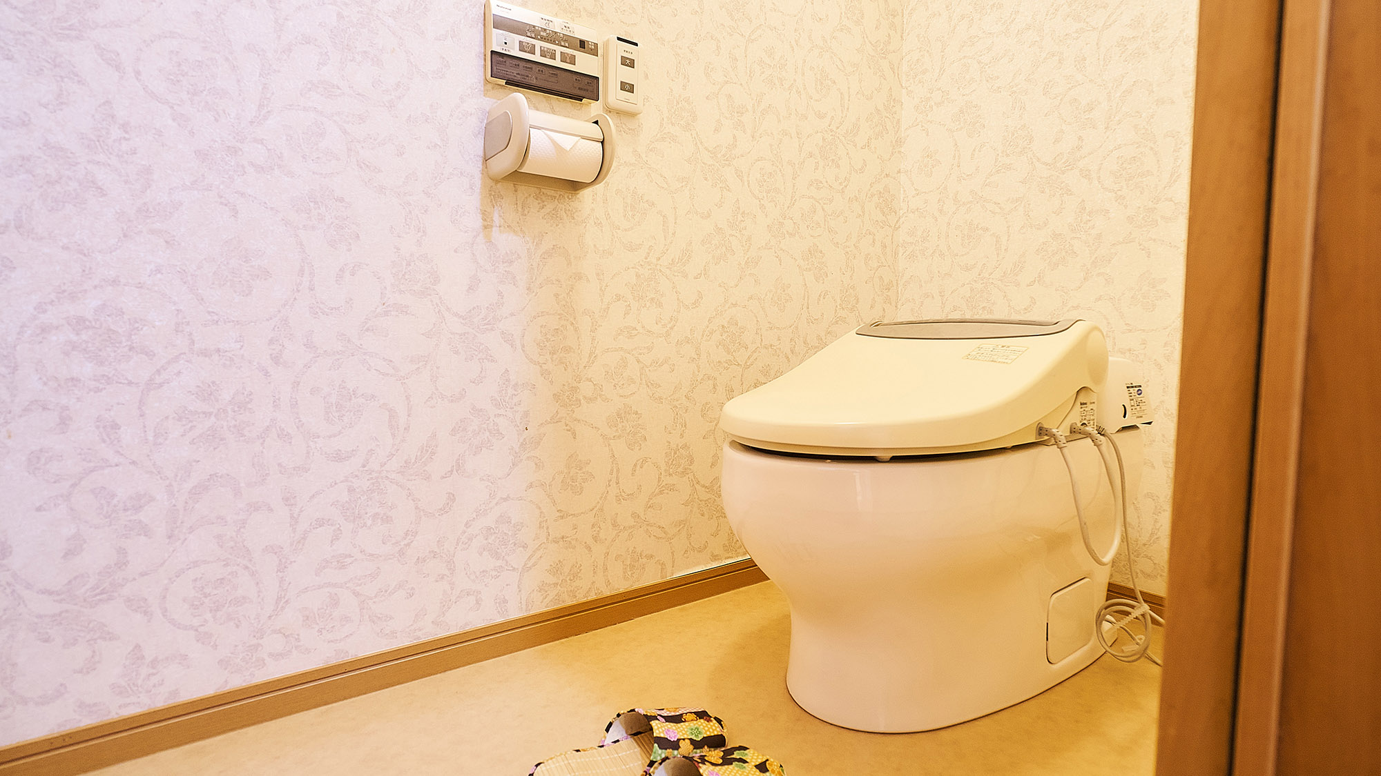 ・【客室／虹】広々としたトイレを完備しております。温水洗浄機能付きで便利です