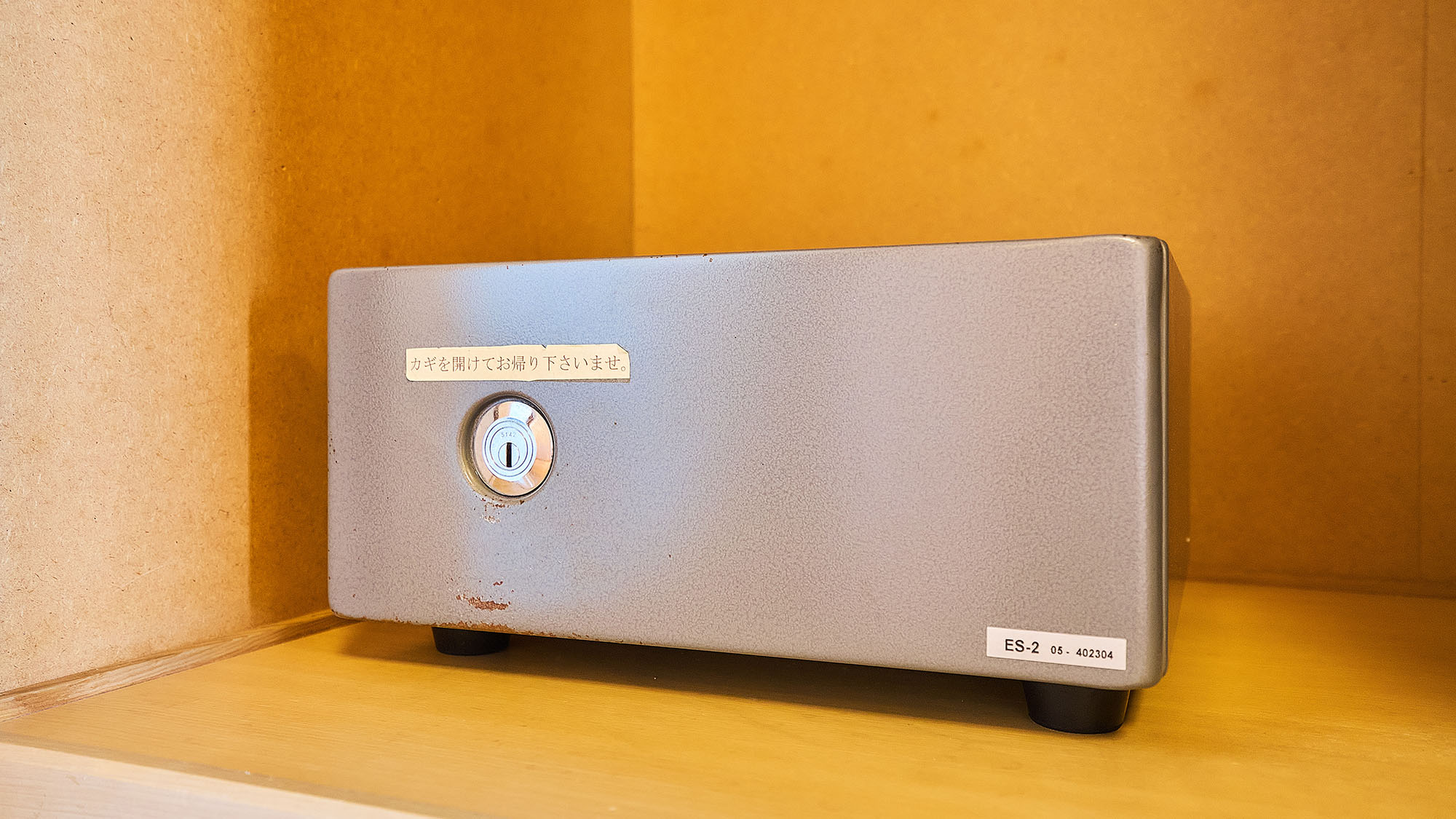 ・【客室／風】お部屋に金庫のご用意もございます。貴重品の管理も安心して行っていただけます