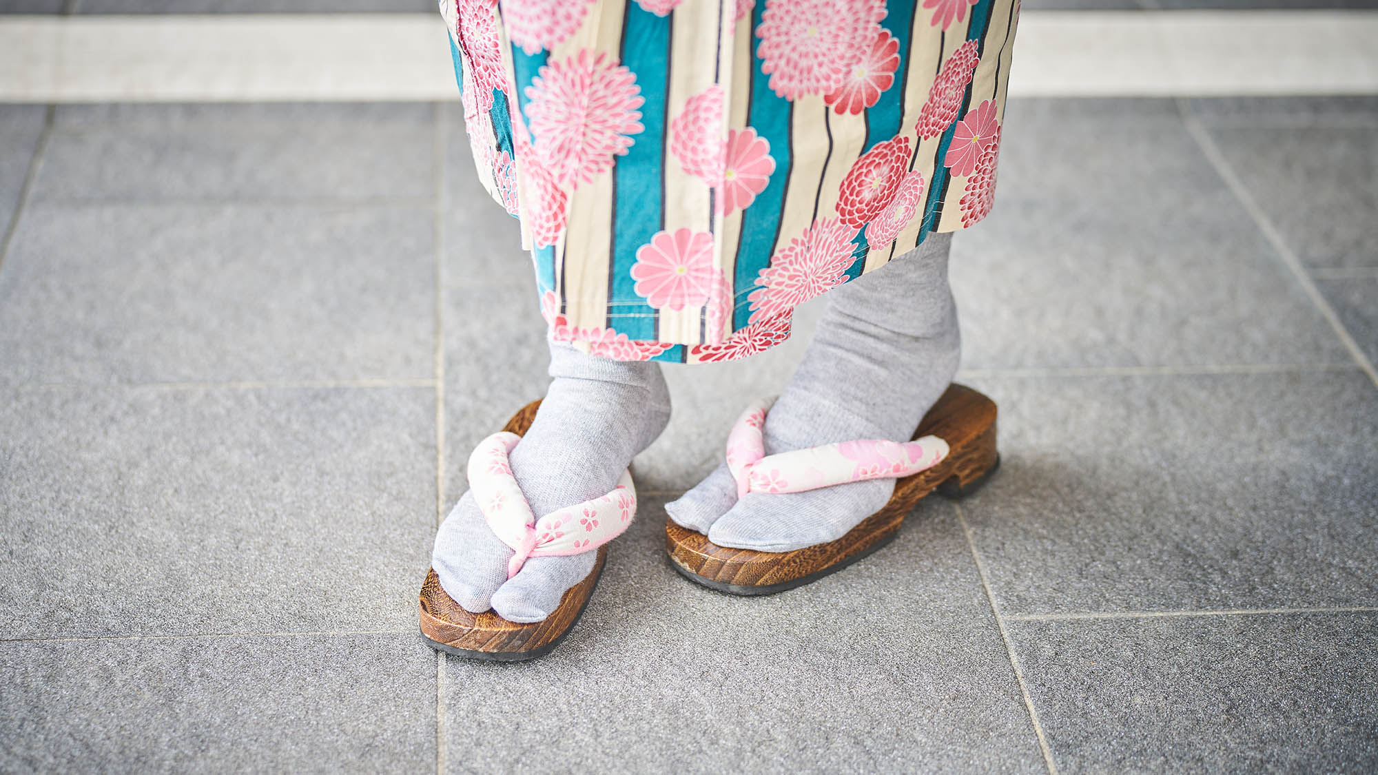 ・【施設設備】女性は色浴衣をお選びいただけます。お好きな下駄と合わせて周辺散策をお楽しみください