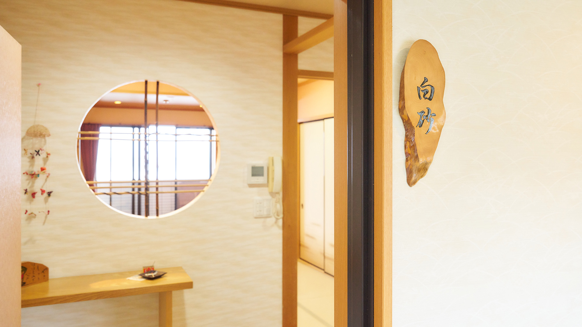 ・【客室／白砂】和室8畳＋洋室10畳のゆとりあるお部屋です。バルコニーに露天風呂を設置しております