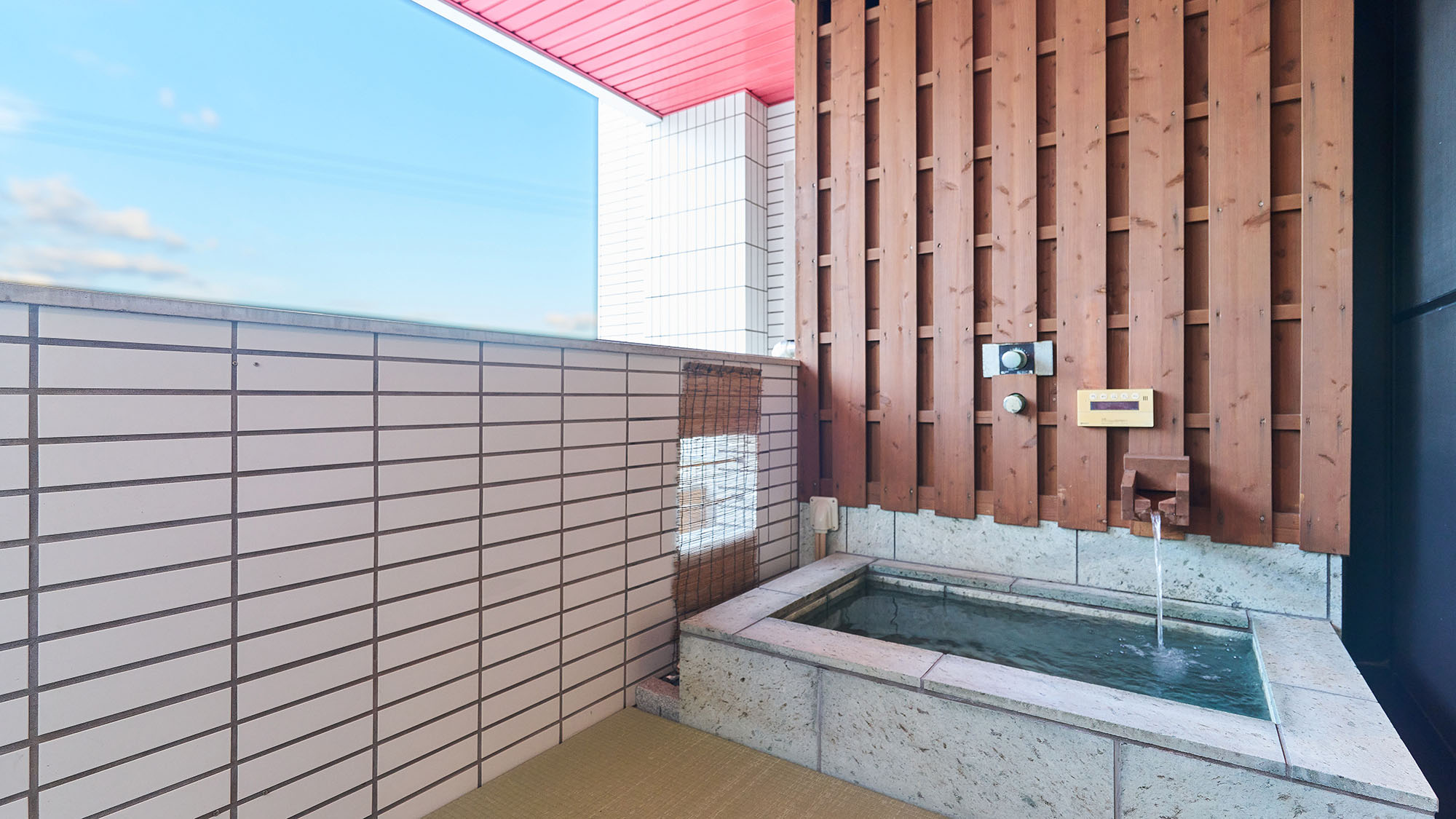 ・【客室／白砂】露天風呂に浸りながら海をご覧いただけます。心身ともにリフレッシュしてお過ごしください