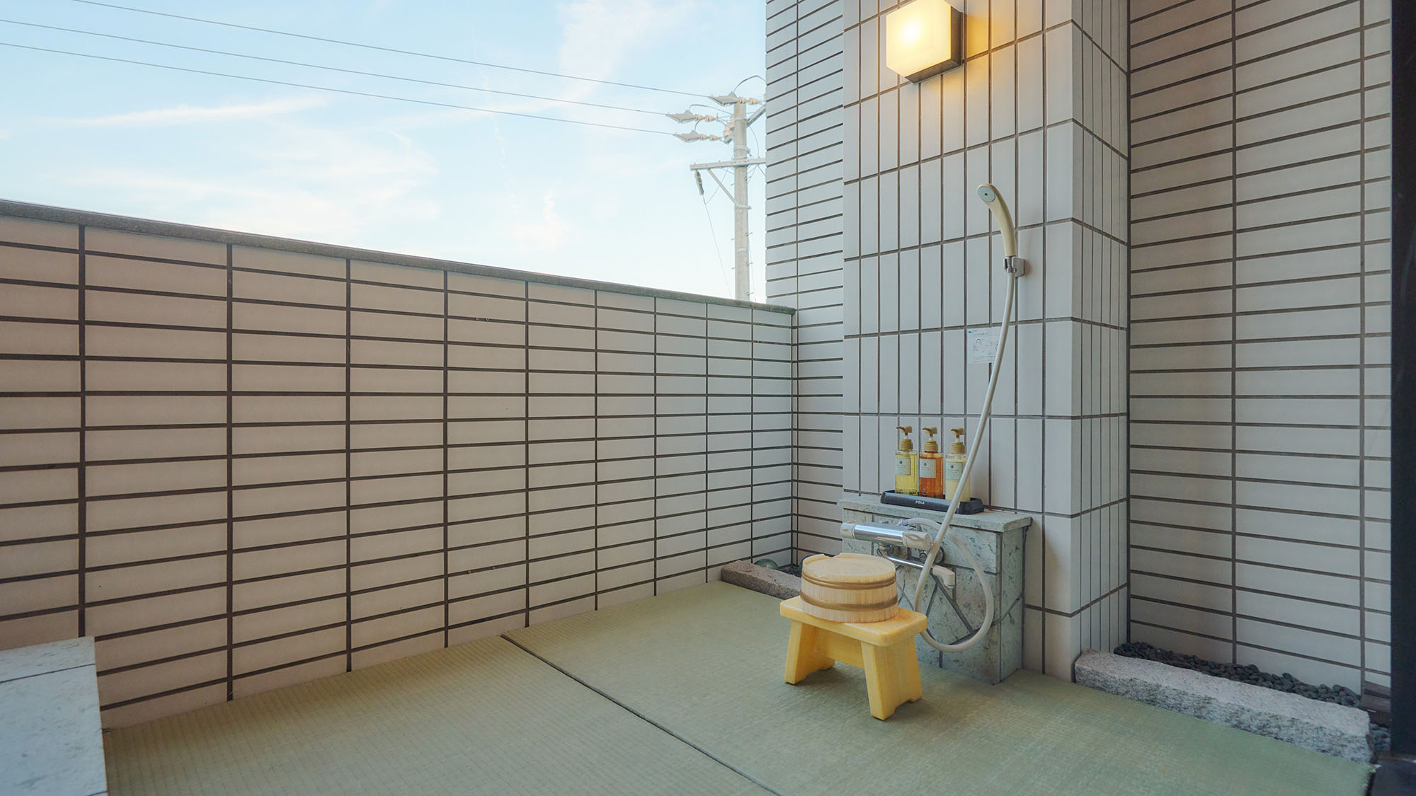 ・【客室／高砂】バルコニーにシャワーがございます。開放的なバスタイムをお楽しみいただけます