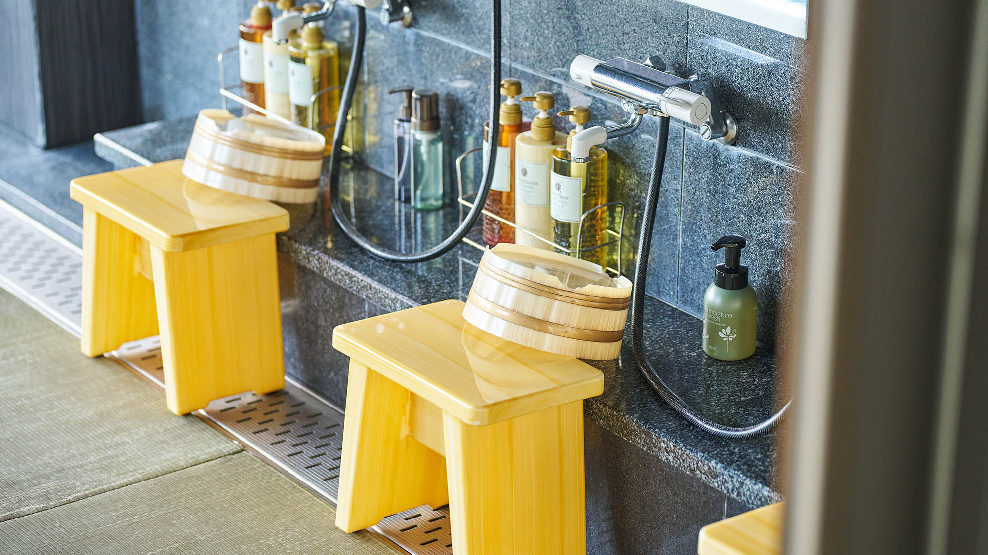 ・【大浴場】珍しい畳敷きの浴場です。畳の温かさを素足で感じながらリラックスしてご入浴ください