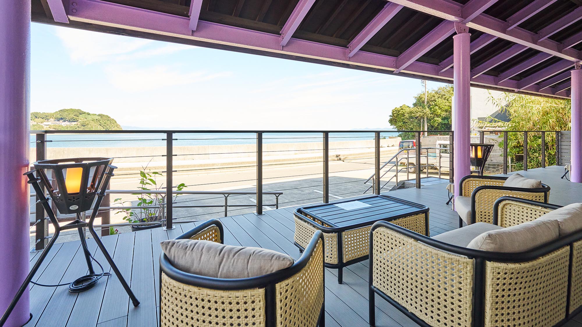 ・【テラス】テラスからも海をご覧いただけます。ただ海を眺めて過ごす時間を贅沢に過ごしてみませんか