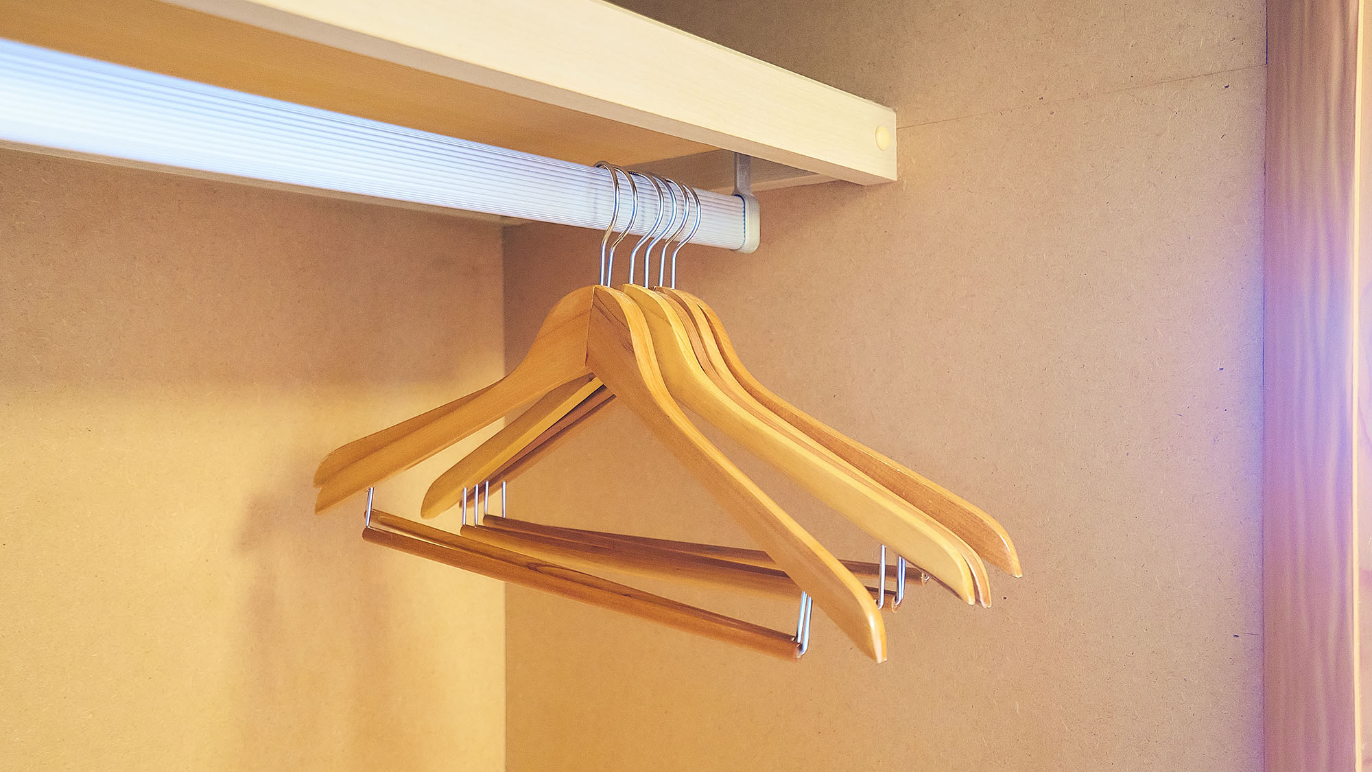 ・【客室／風】旅先にあると嬉しいハンガーを完備。長めのお召し物やシワになりやすいシャツでも安心です