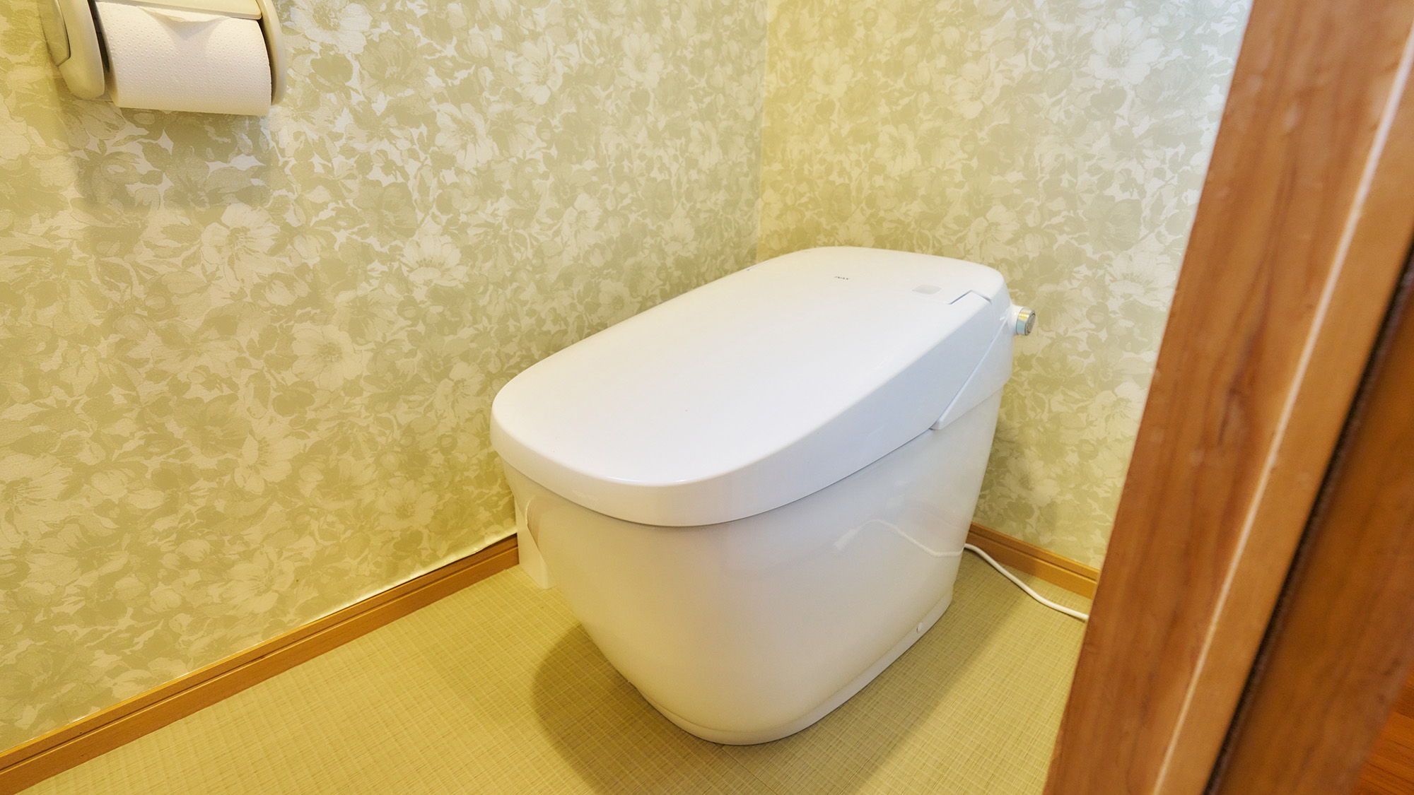 ・【客室／高砂】温水洗浄機能付きの広々トイレで、快適にご利用いただけます