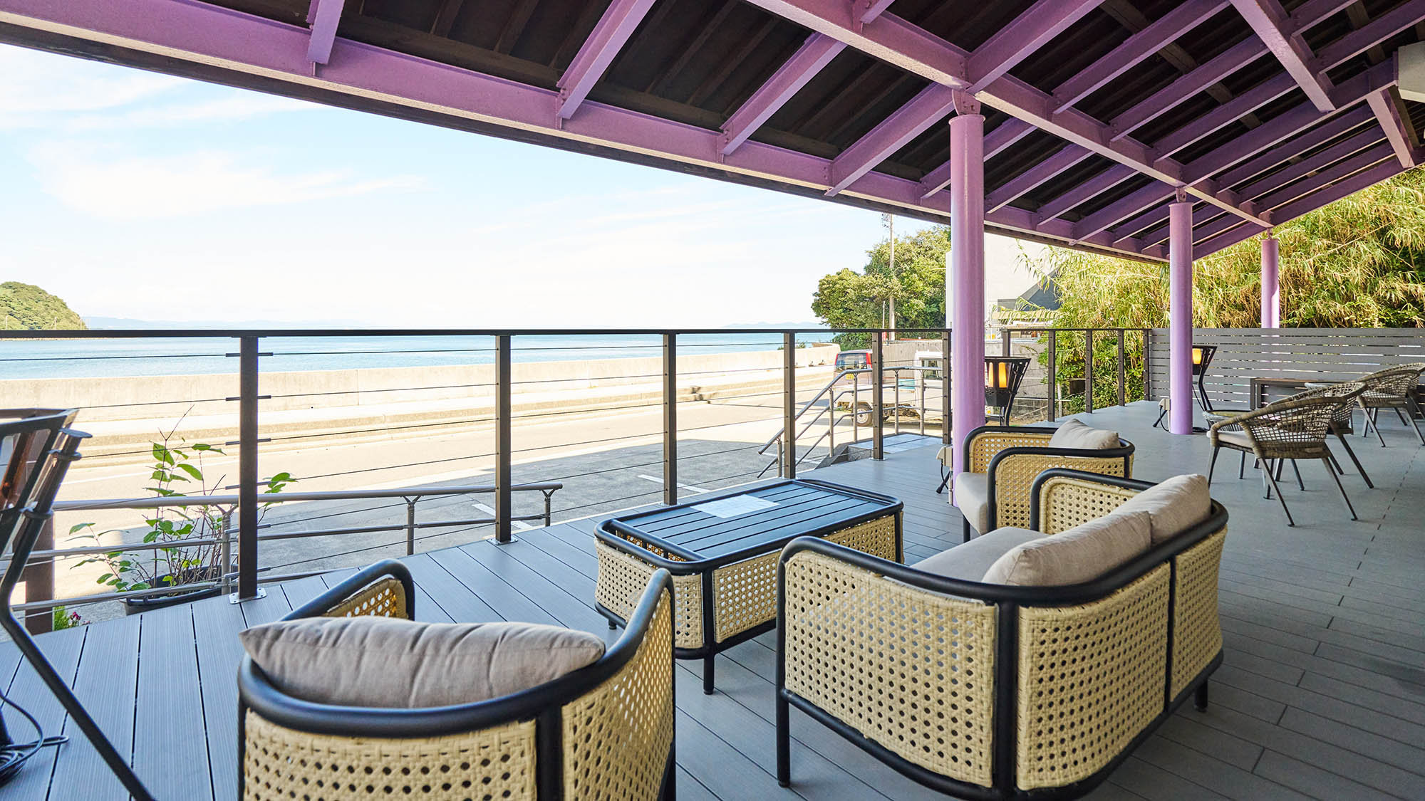 ・【テラス】雨の日でも休憩できる屋根付きテラスです。離島ならではのゆったり流れる時間をご体感ください