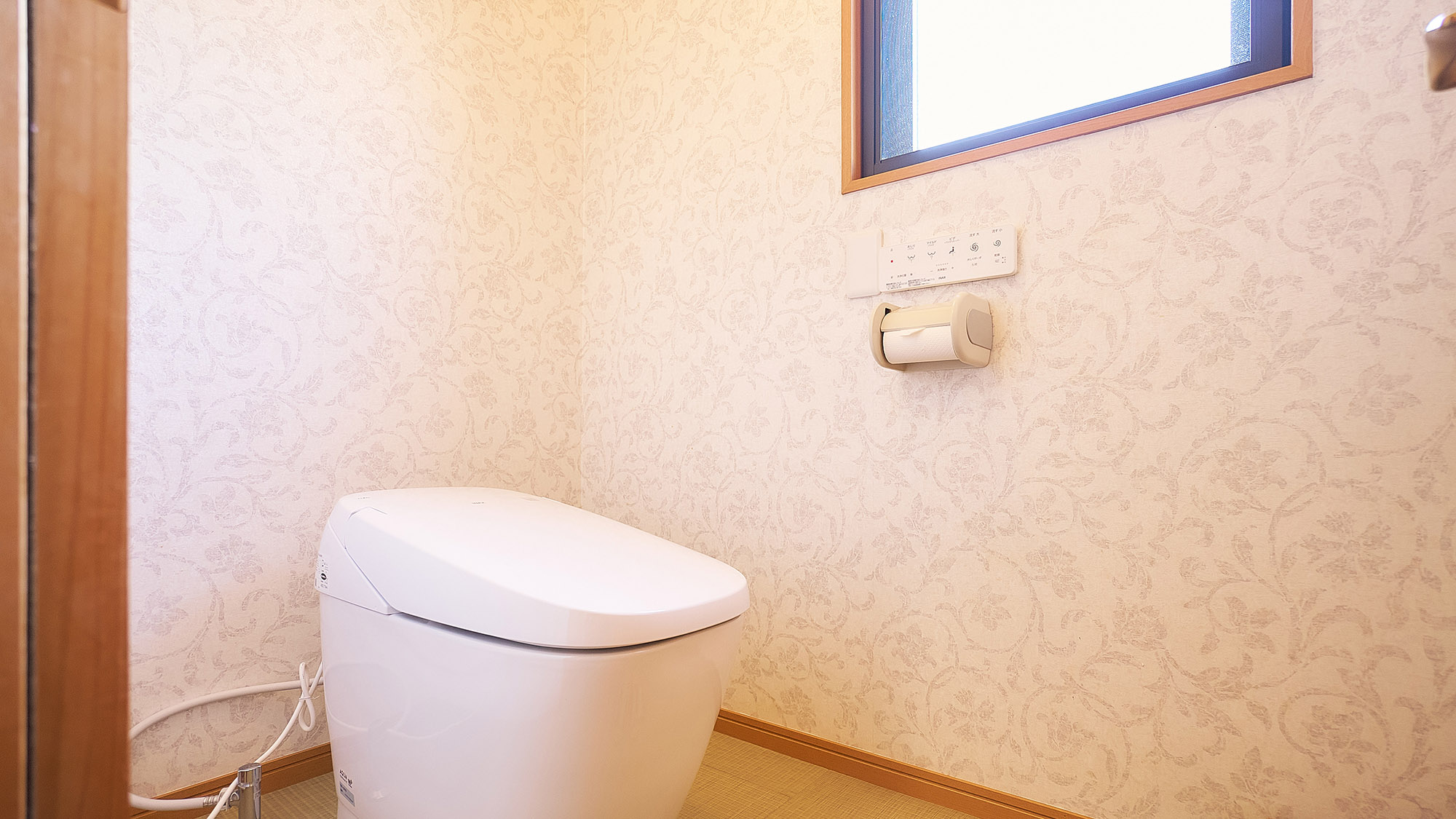 ・【客室／風】客室内にトイレを完備しております。温水洗浄機能付きで快適にご利用いただけます