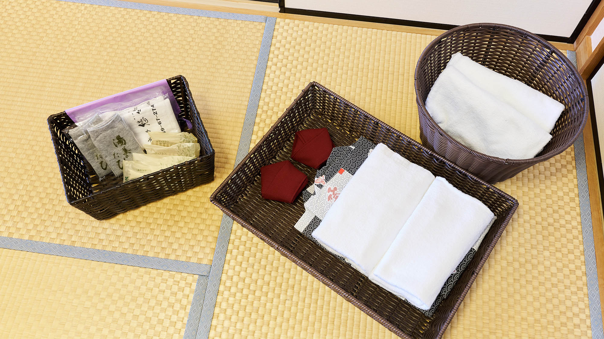 ・【客室／アメニティ】タオルや浴衣、足袋をご用意。滞在中はリラックスしてお過ごしください