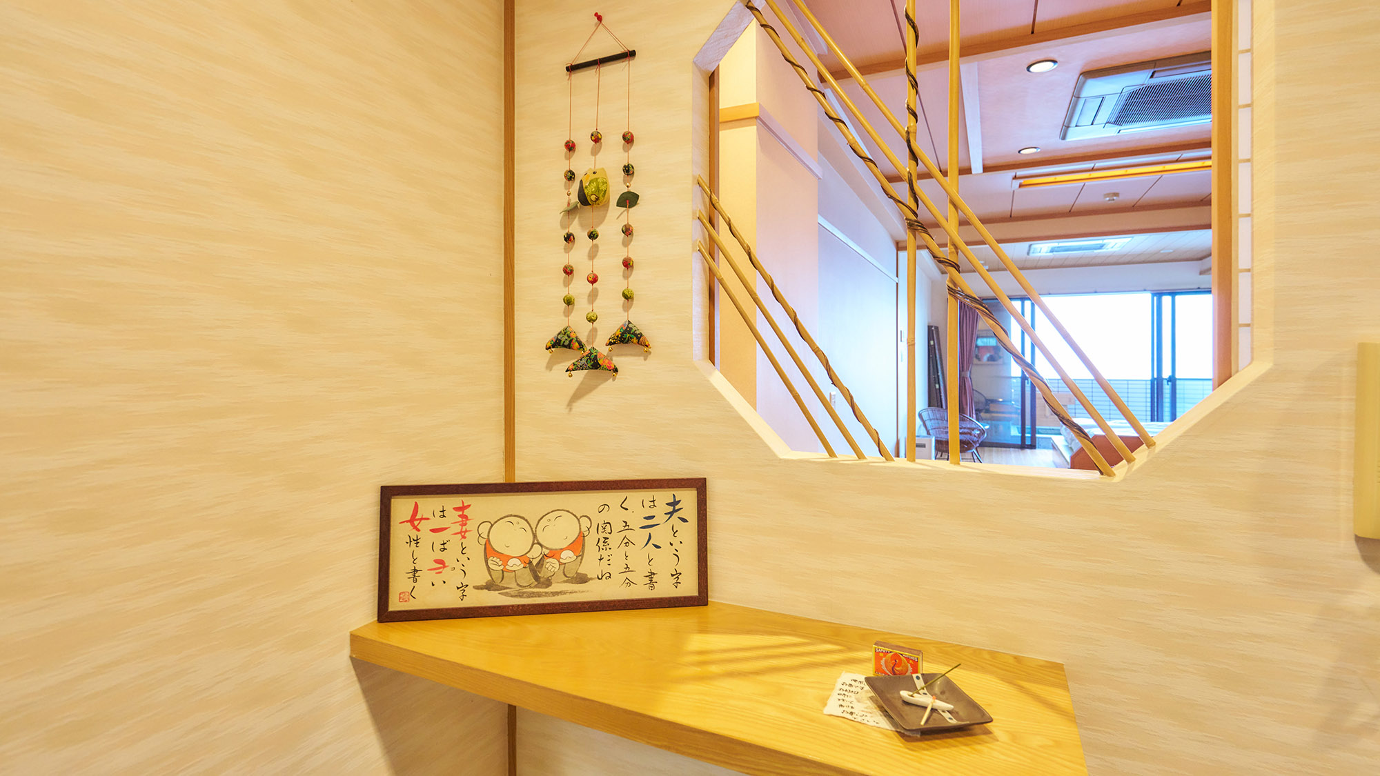 ・【客室／高砂】お部屋に入ってすぐに飾られたインテリア。日々の疲れを癒す温かな雰囲気が漂います