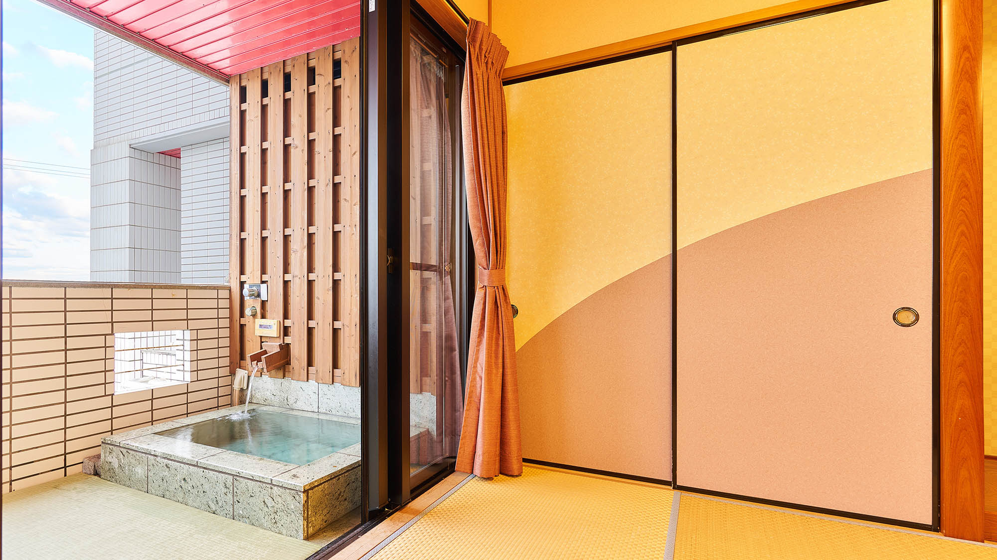 ・【客室／渚砂】バルコニーには露天風呂を完備しております。お好きなだけご入浴ください