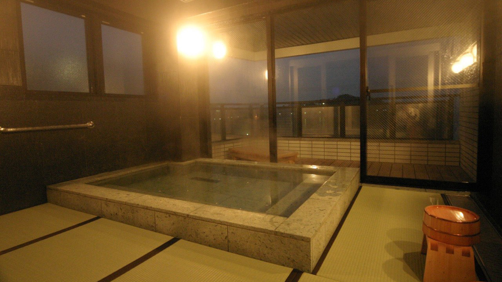 ・【お風呂／万景の湯】畳敷きの床。お子様や年配の方も安心です