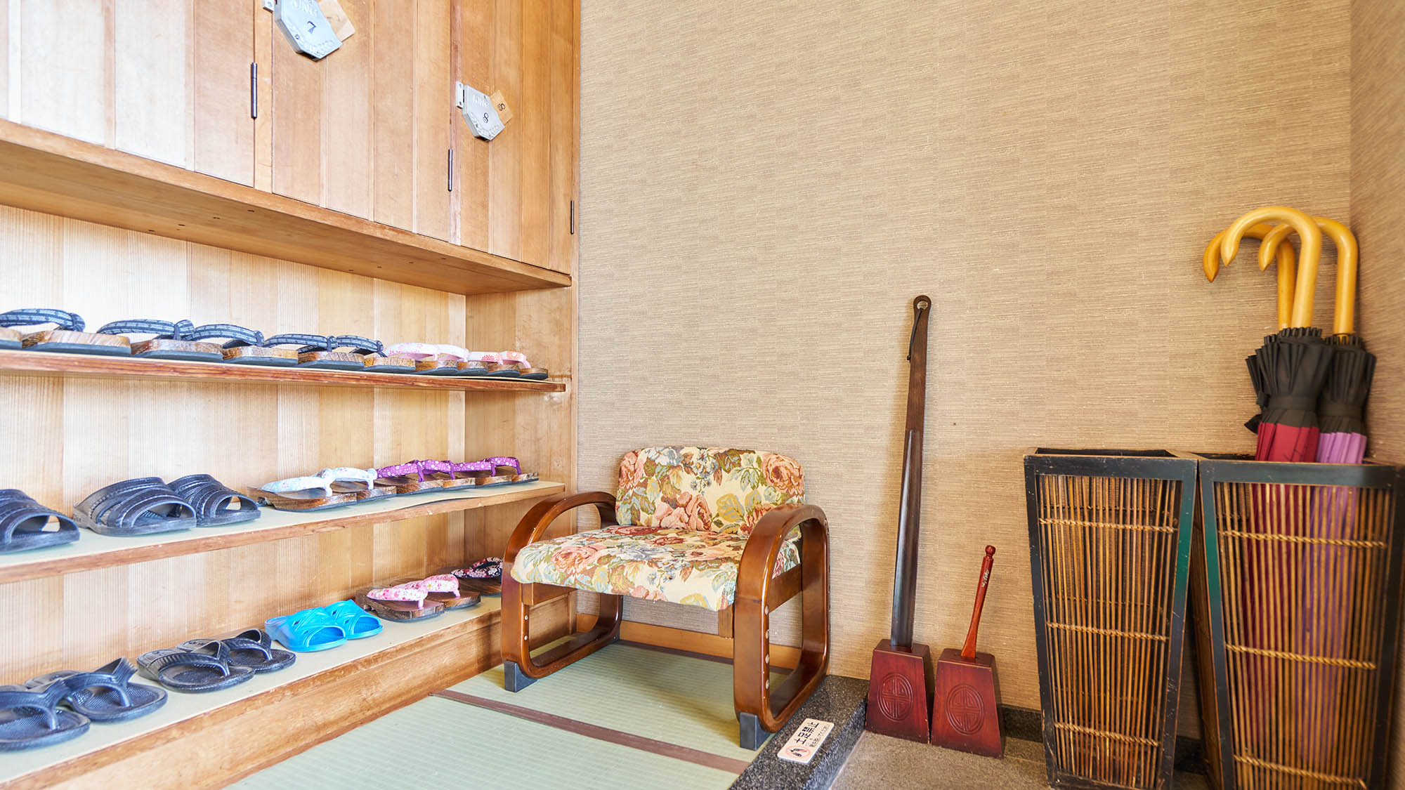 ・【エントランス】靴の脱ぎ履きに便利な椅子のご用意や、傘の貸出もございますのでお気軽にご利用ください