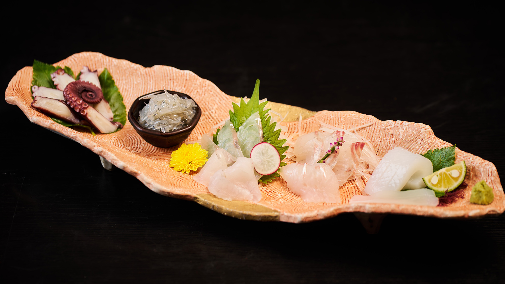 ・【夕食一例／お造り】海に囲まれた離島の宿ならではの、新鮮で多様な海の幸をご提供いたします