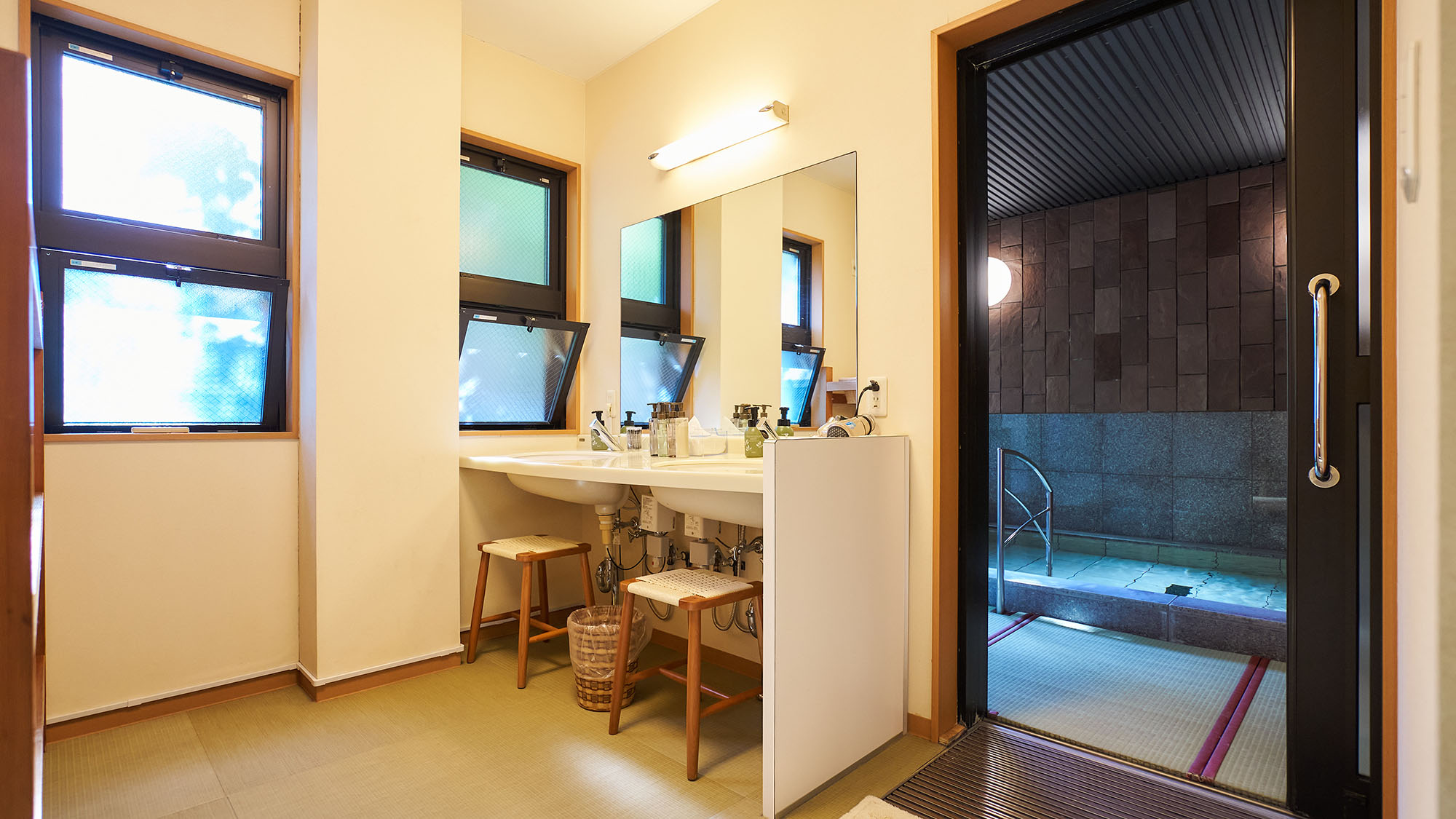 ・【脱衣所】脱衣所や浴場内も畳敷きになっております。濡れた足でも滑りづらく小さなお子様も安心です