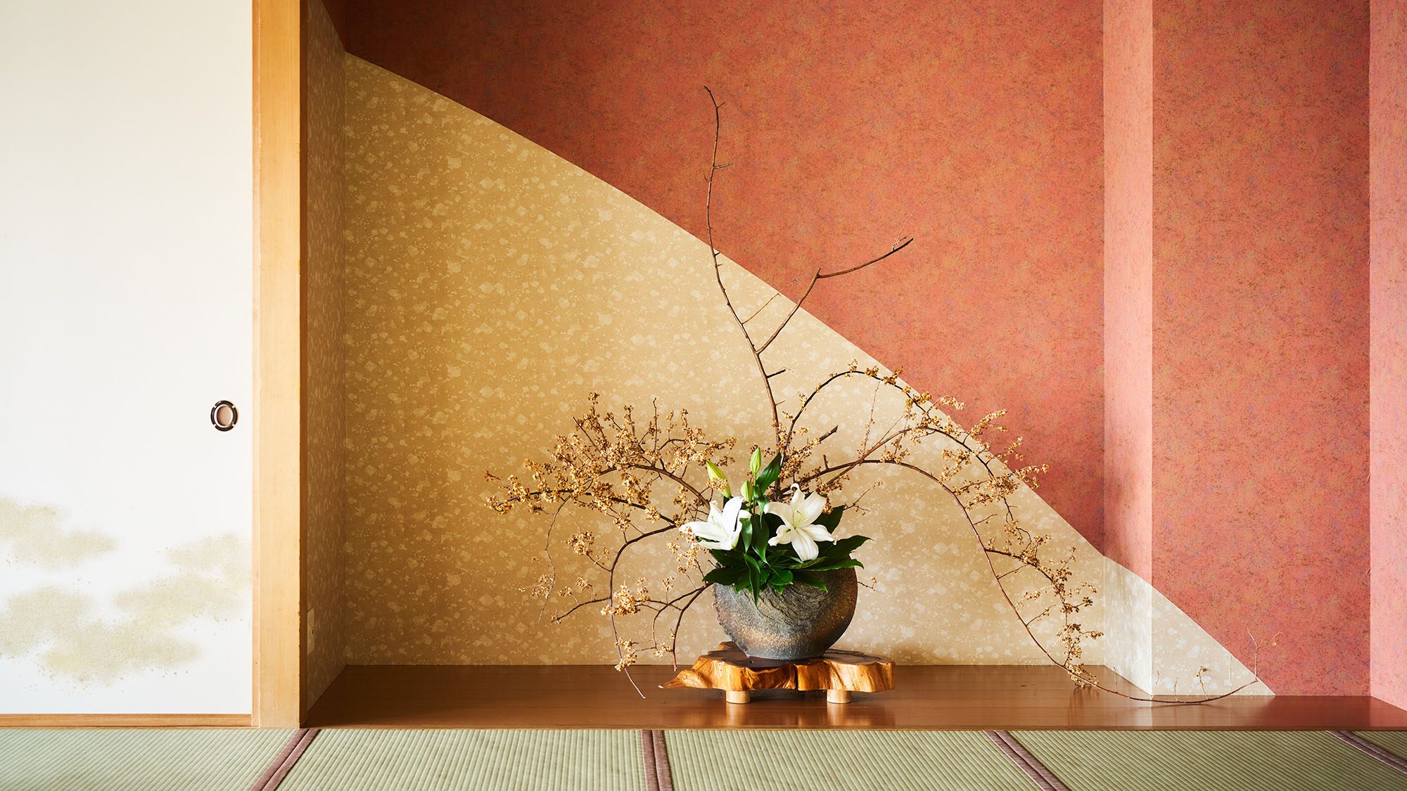 ・【食事処】落ち着いた雰囲気の食事処にて、三河湾を眺めながらこだわりの和朝食をお楽しみいただけます