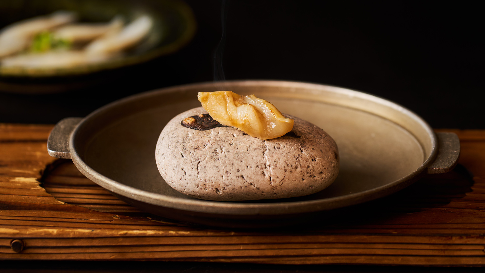 ・【夕食一例／ふぐの石焼】旨みを凝縮したふぐの石焼。心地よい歯ごたえをお楽しみいただけます