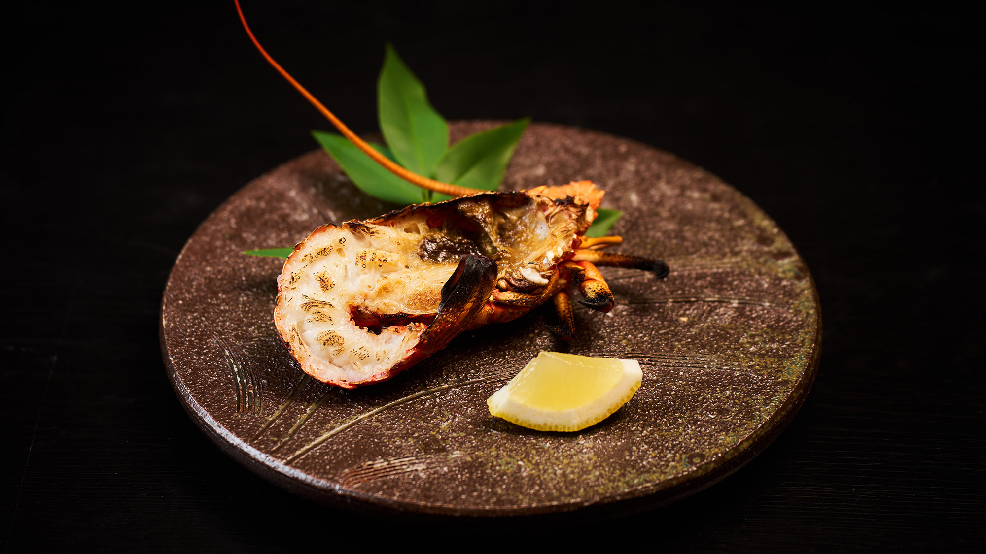 ・【夕食一例／伊勢海老の浜焼き】ぷりぷりの身と上品な甘さが特徴の伊勢海老を浜焼きでご堪能いただけます