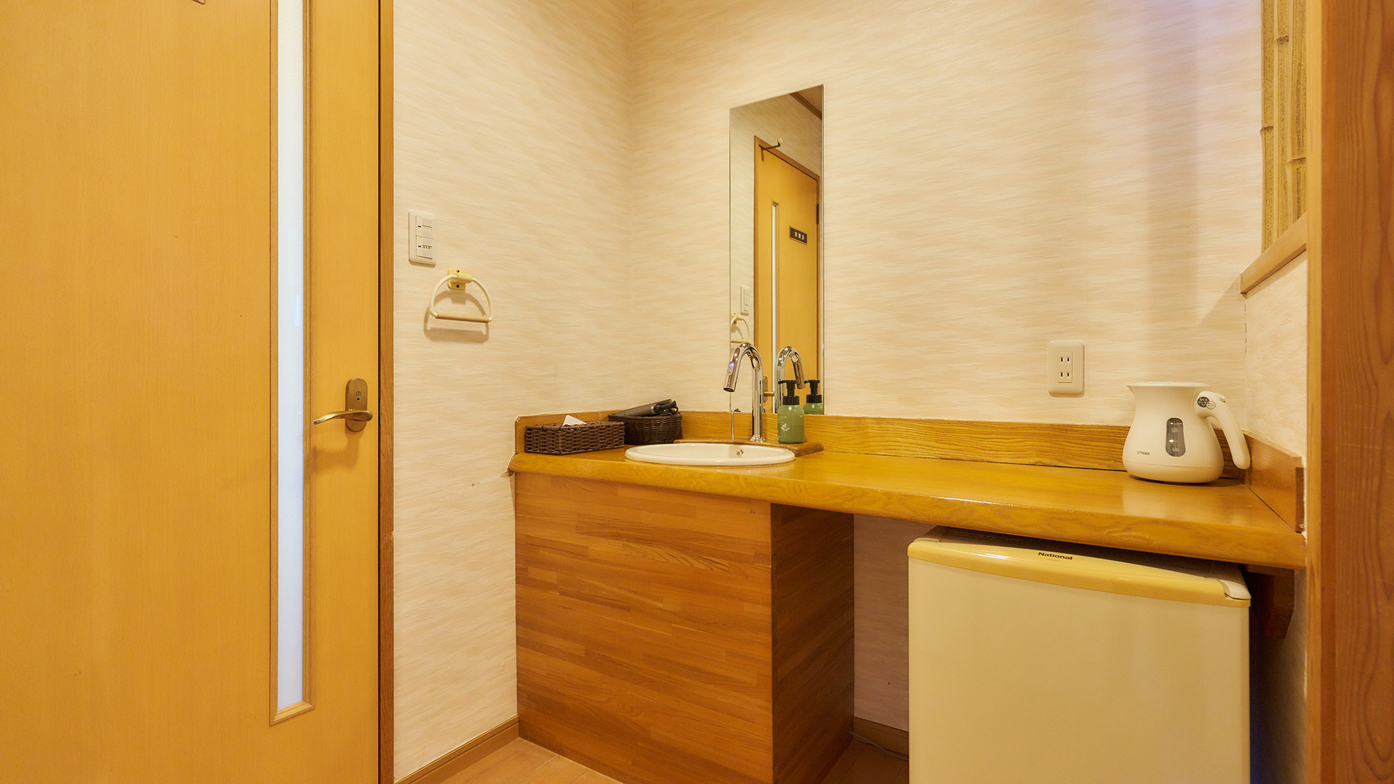 ・【客室／高砂】鏡付きの洗面台の下には冷蔵庫がございます。ひと通りの設備が揃っており便利です