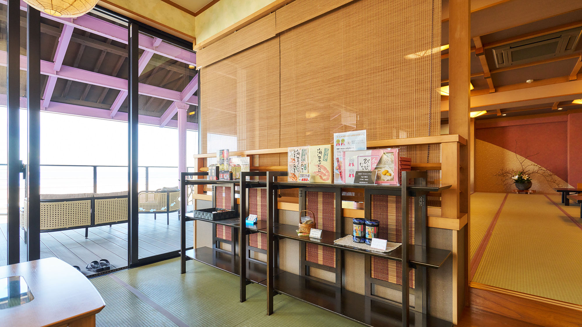 ・【フリースペース】お土産の販売もございます。観光中にお土産を買いに行く手間が省けて便利です◎