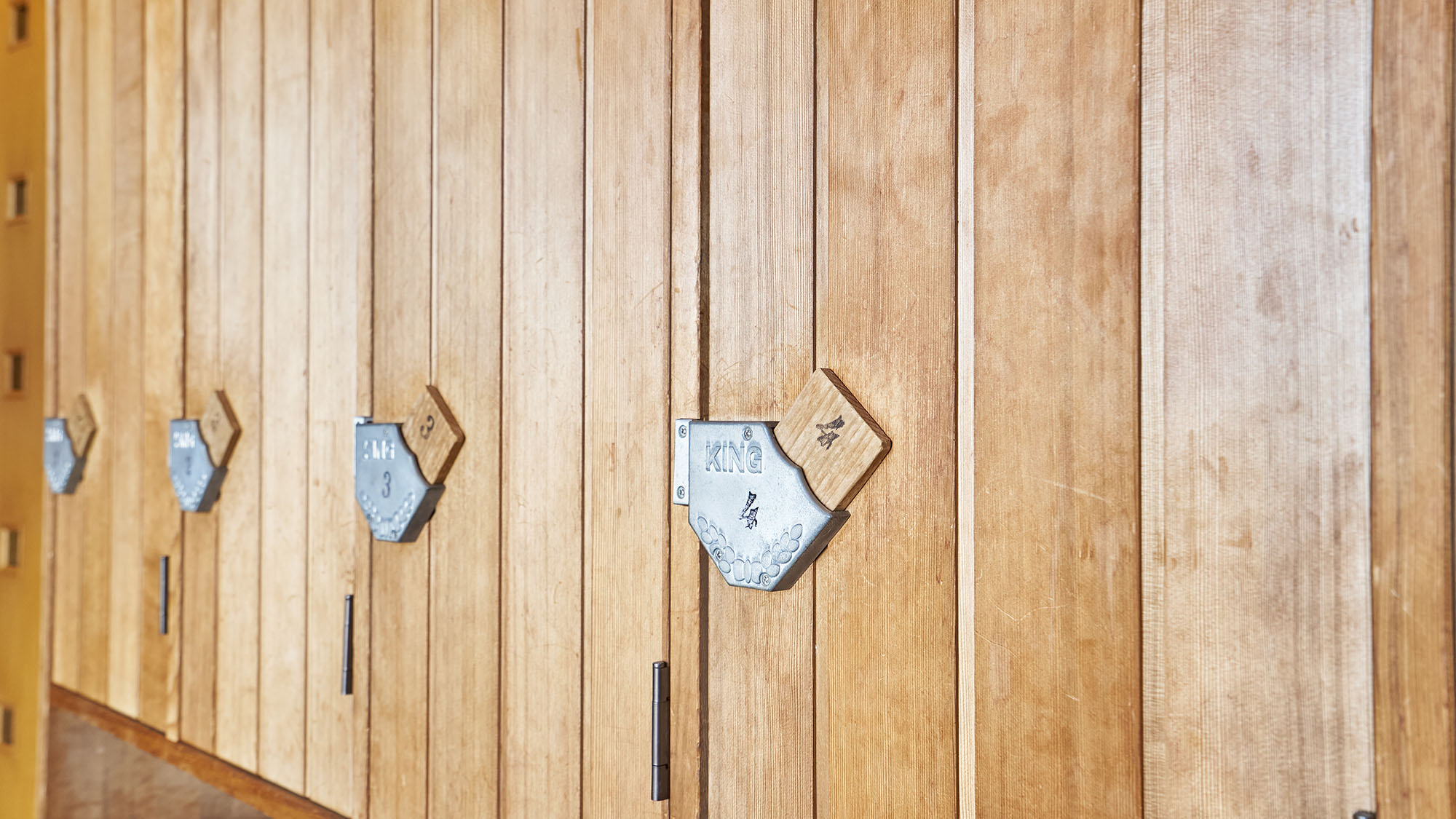 ・【エントランス】懐かしい松竹鍵の靴箱をご用意しております。靴はお部屋ごとにまとめてご収納ください