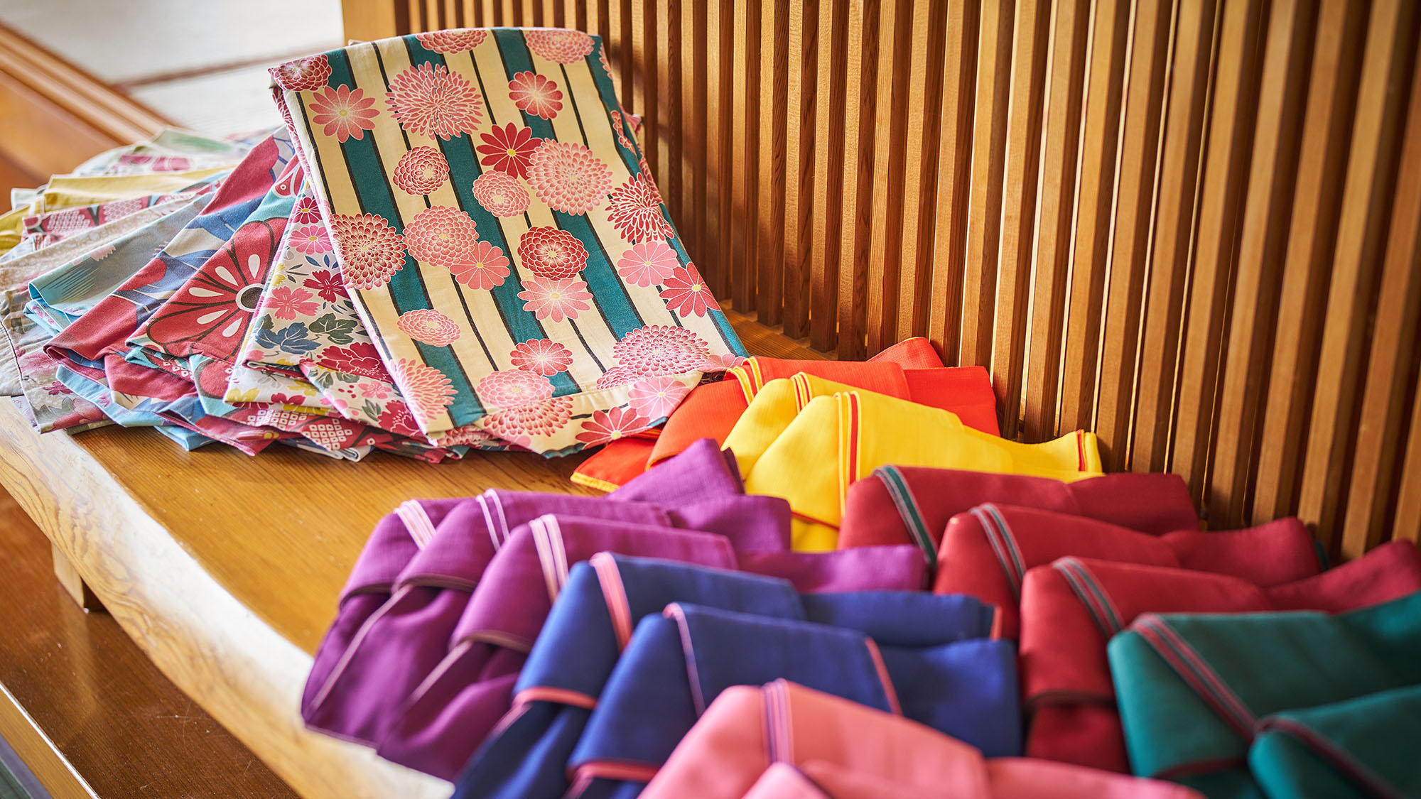 ・【施設設備】様々なデザインの色浴衣をご用意しております。お好みのデザインを選んでお召しください