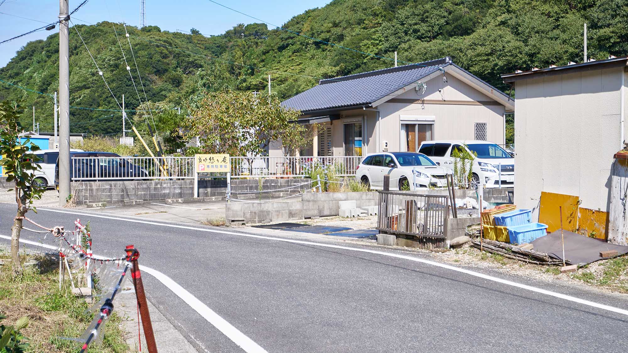 ・【駐車場】駐車場には「真砂悠々庵」の看板を設置。8台駐車可能で、お気軽にお車でお越しいただけます