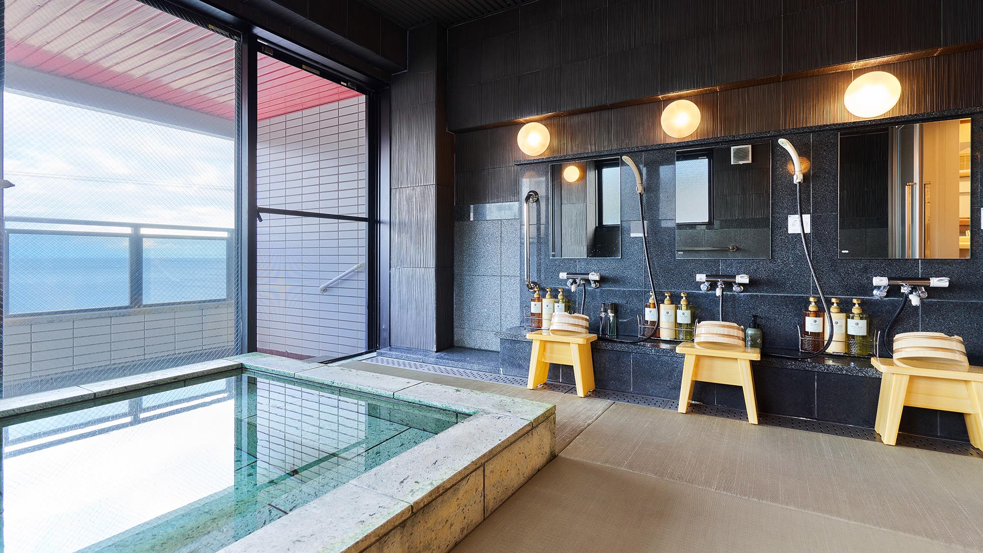 ・【大浴場】お湯は温泉鉱石と竹炭を使った人工温泉です。じっくりと体の芯までお温まりください