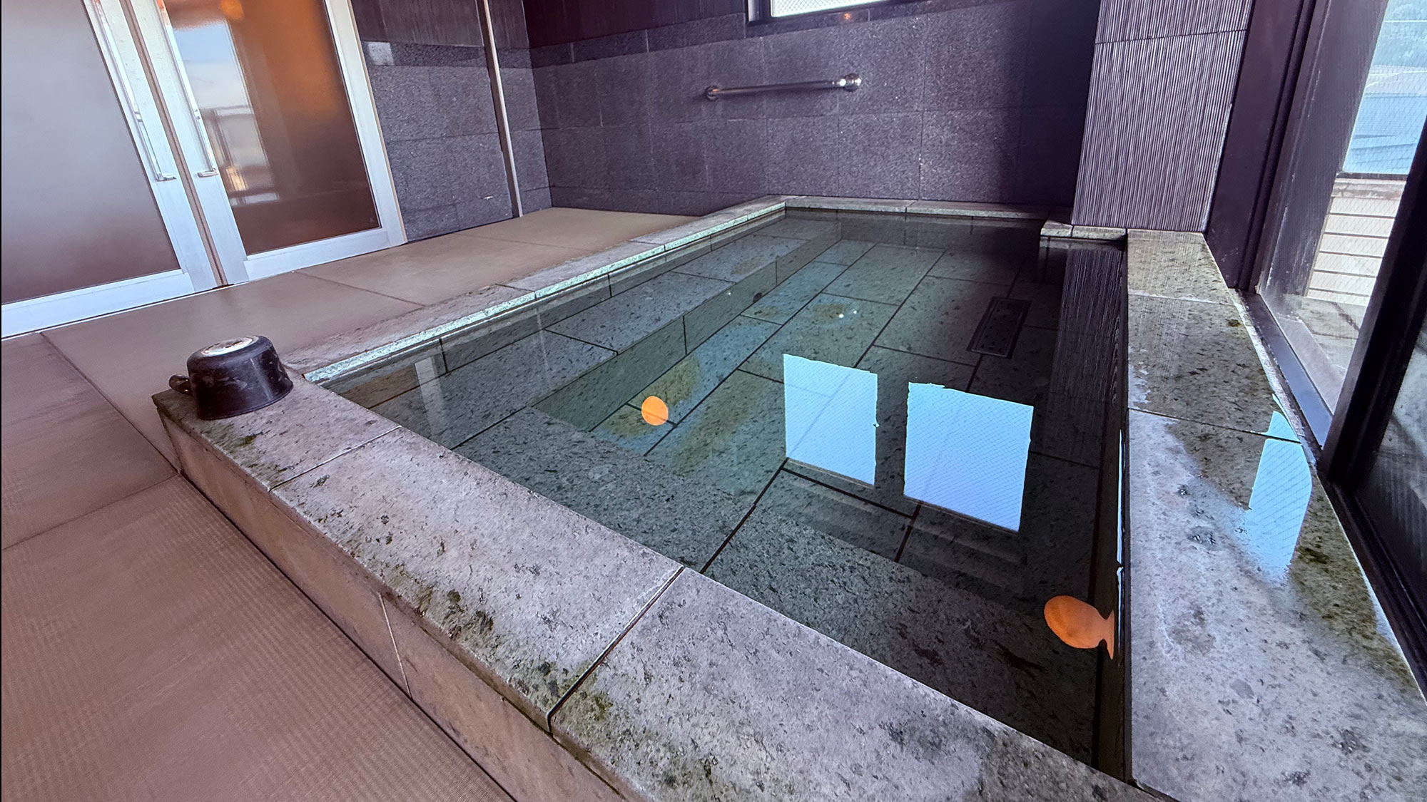 ・【お風呂／万景の湯】海を眺めながらのんびりとバスタイムをお楽しみください