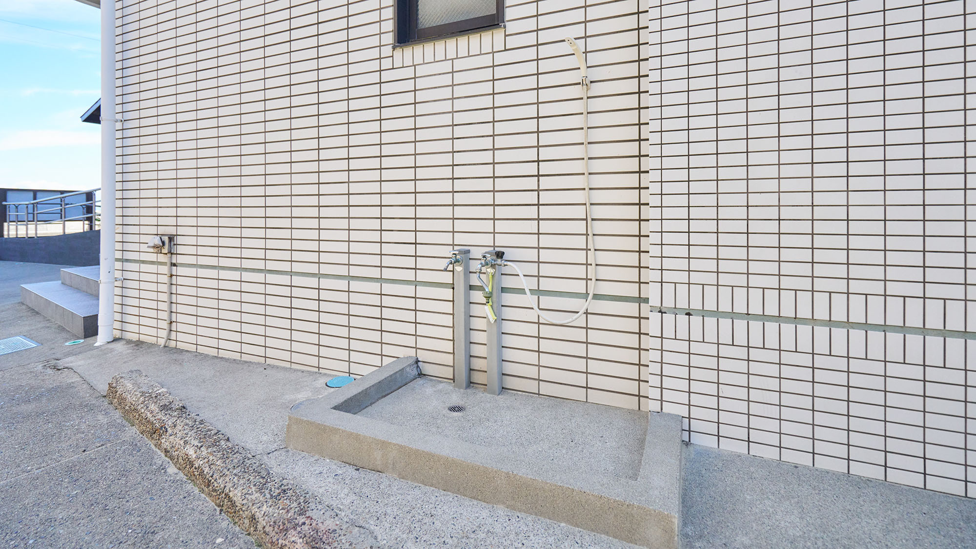 ・【施設設備】施設横に足の洗い場がございます。ビーチで砂がついた際は洗い流してからご入館ください