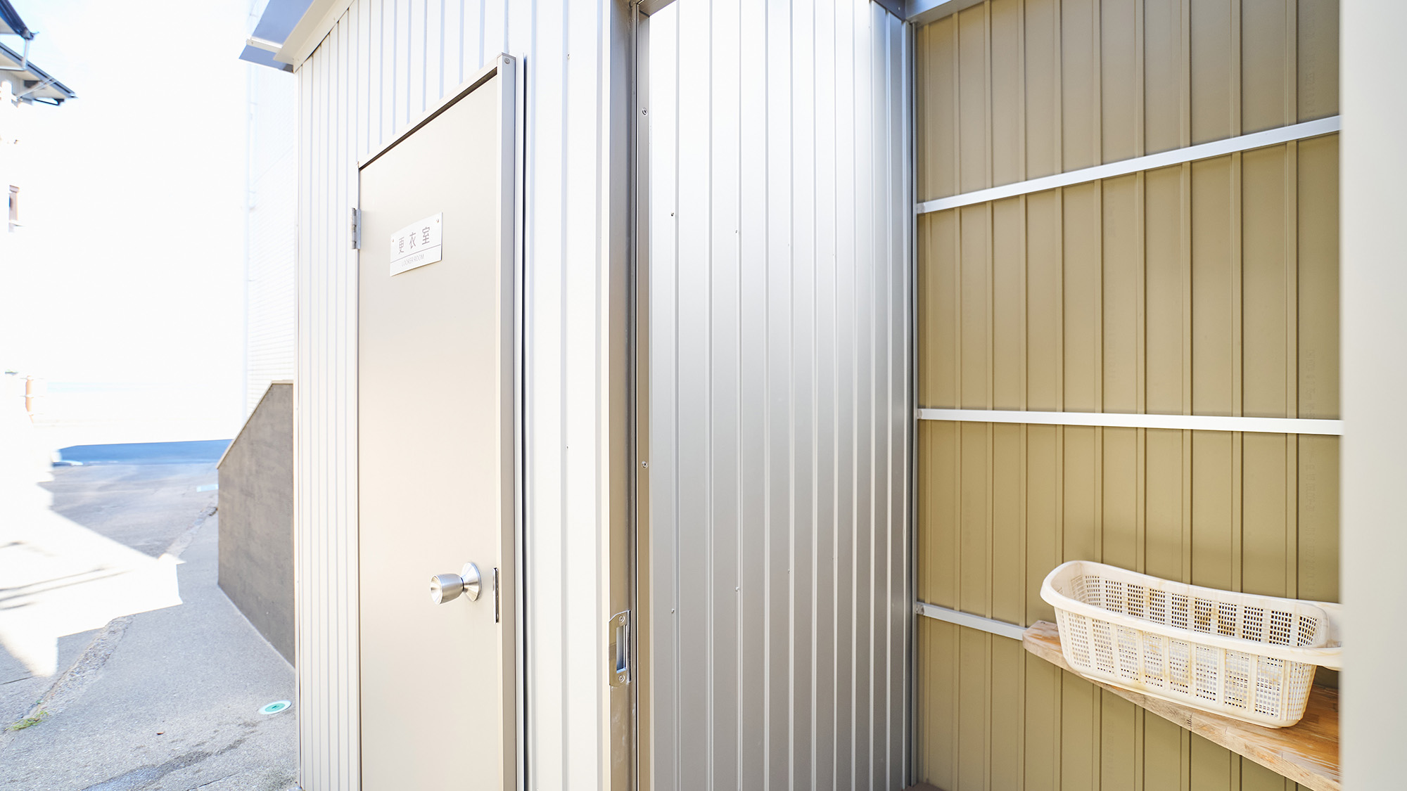 ・【施設設備】海に面した宿ならではの更衣室を完備。海遊びも安心してお楽しみいただけます