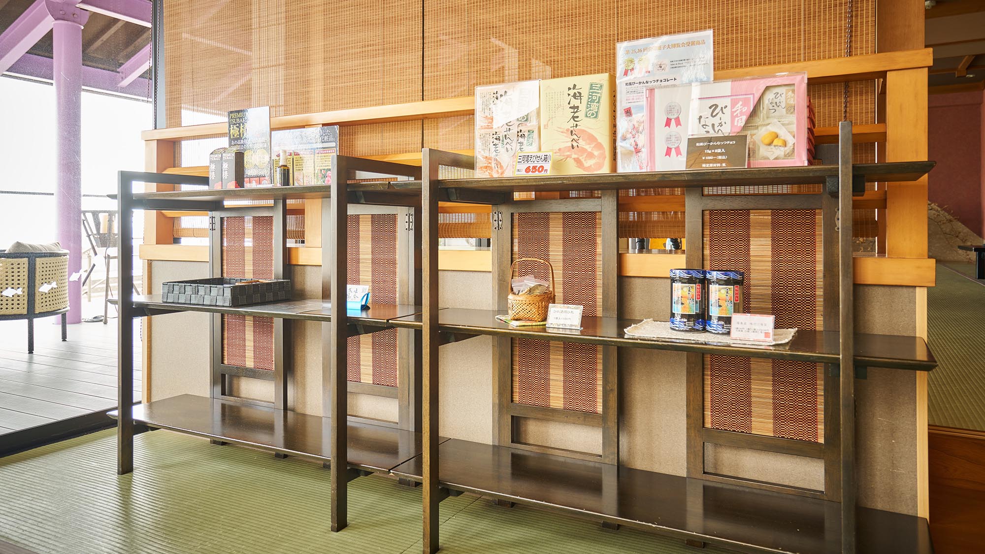 ・【フリースペース】休憩ができるフリースペースで、お土産の販売もございますのでお気軽にご利用ください