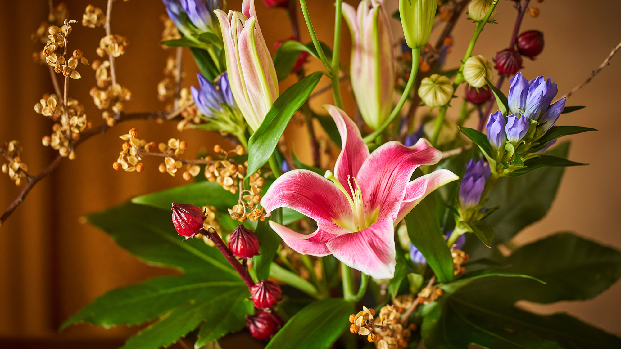 ・【館内】季節の移ろいを感じられる生け花を飾っております。花の美しさに癒されてお過ごしください