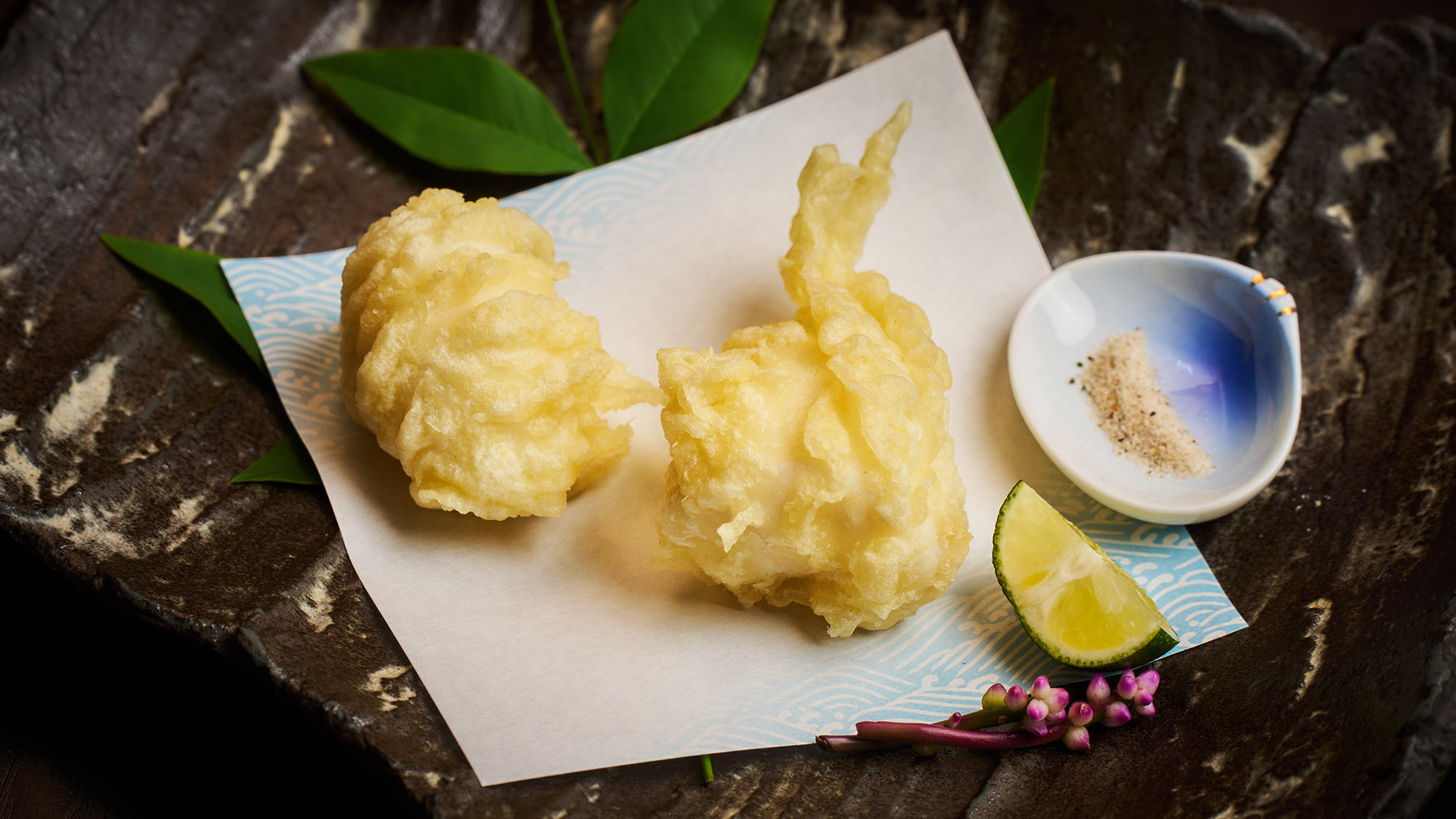 ・【夕食一例／白子の天ぷら】熱々トロトロの白子の天ぷら。濃厚でクリーミーな味わいをご堪能ください
