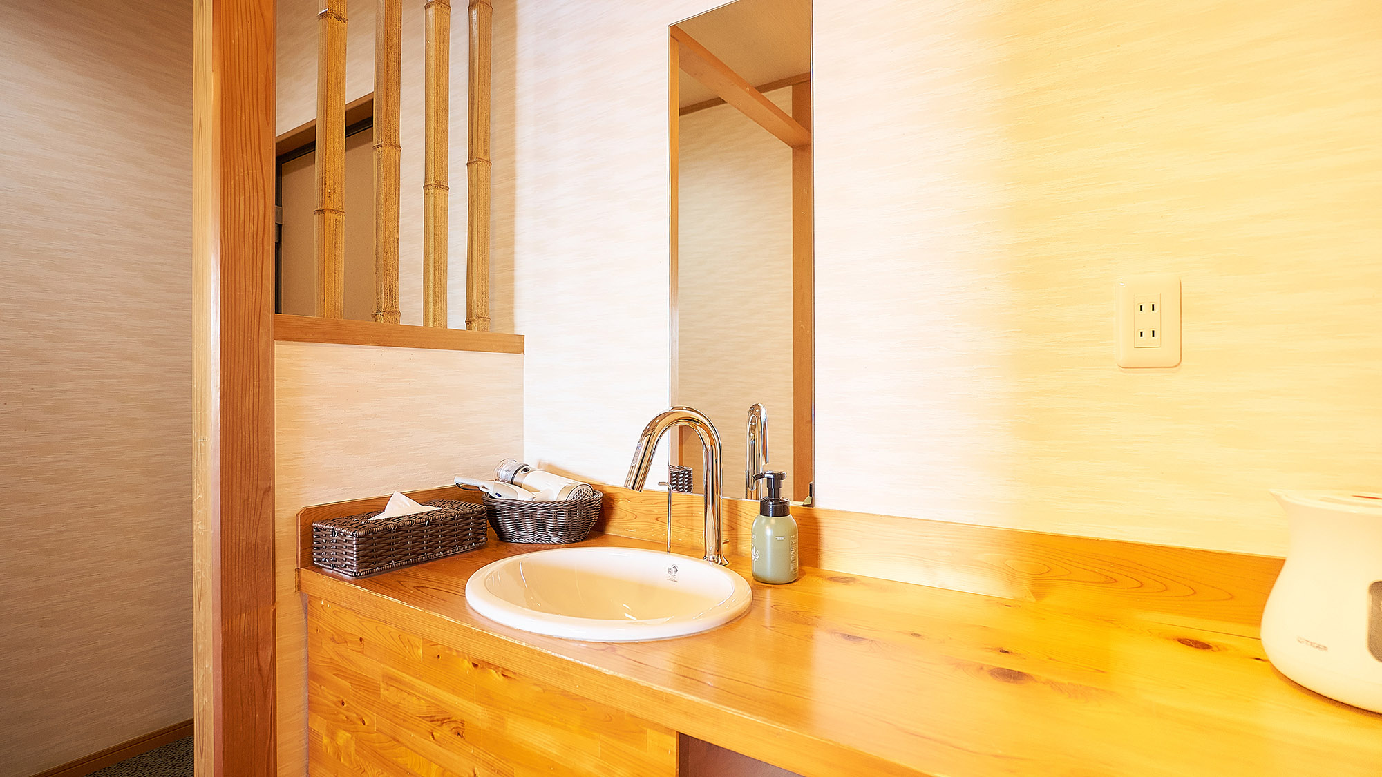 ・【客室／風】鏡付きの洗面台がございます。お出かけ前の支度や、身だしなみチェックに便利です