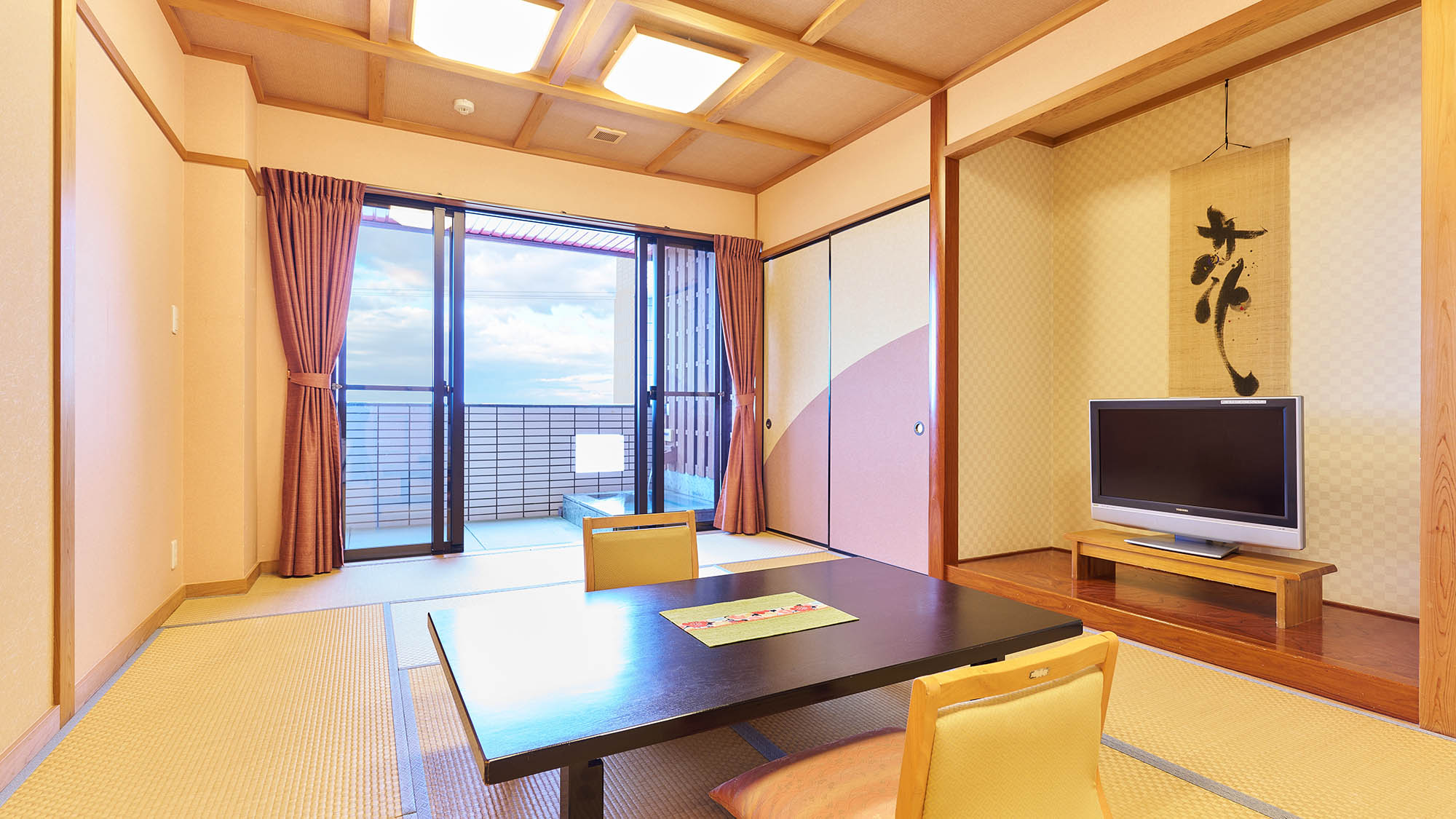 ・【客室／渚砂】温かみのある雰囲気のお部屋です。旅先ながら心身ともにほっとお寛ぎいただけます