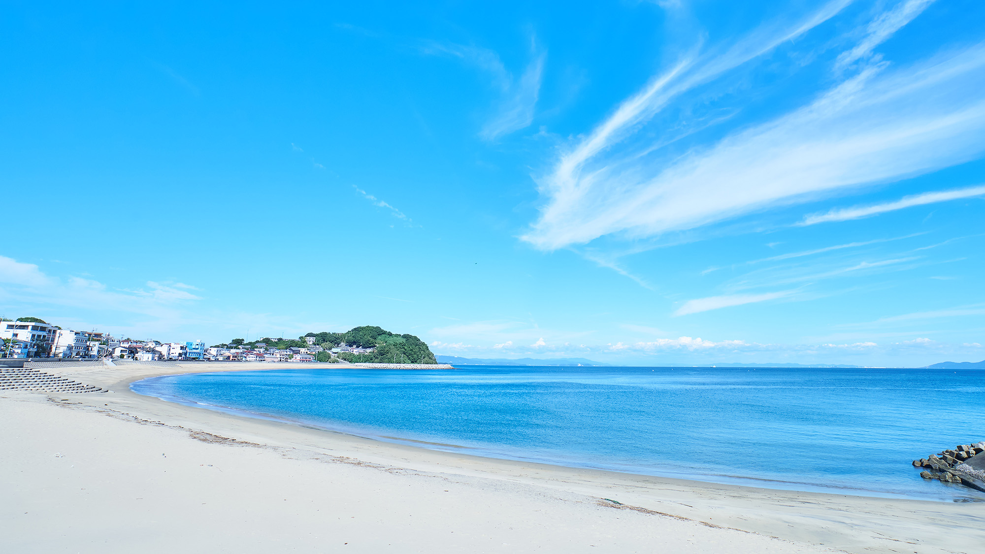 ・【周辺】当宿の目の前にビーチがございます。青い空と海の絶景を心ゆくまでお楽しみください