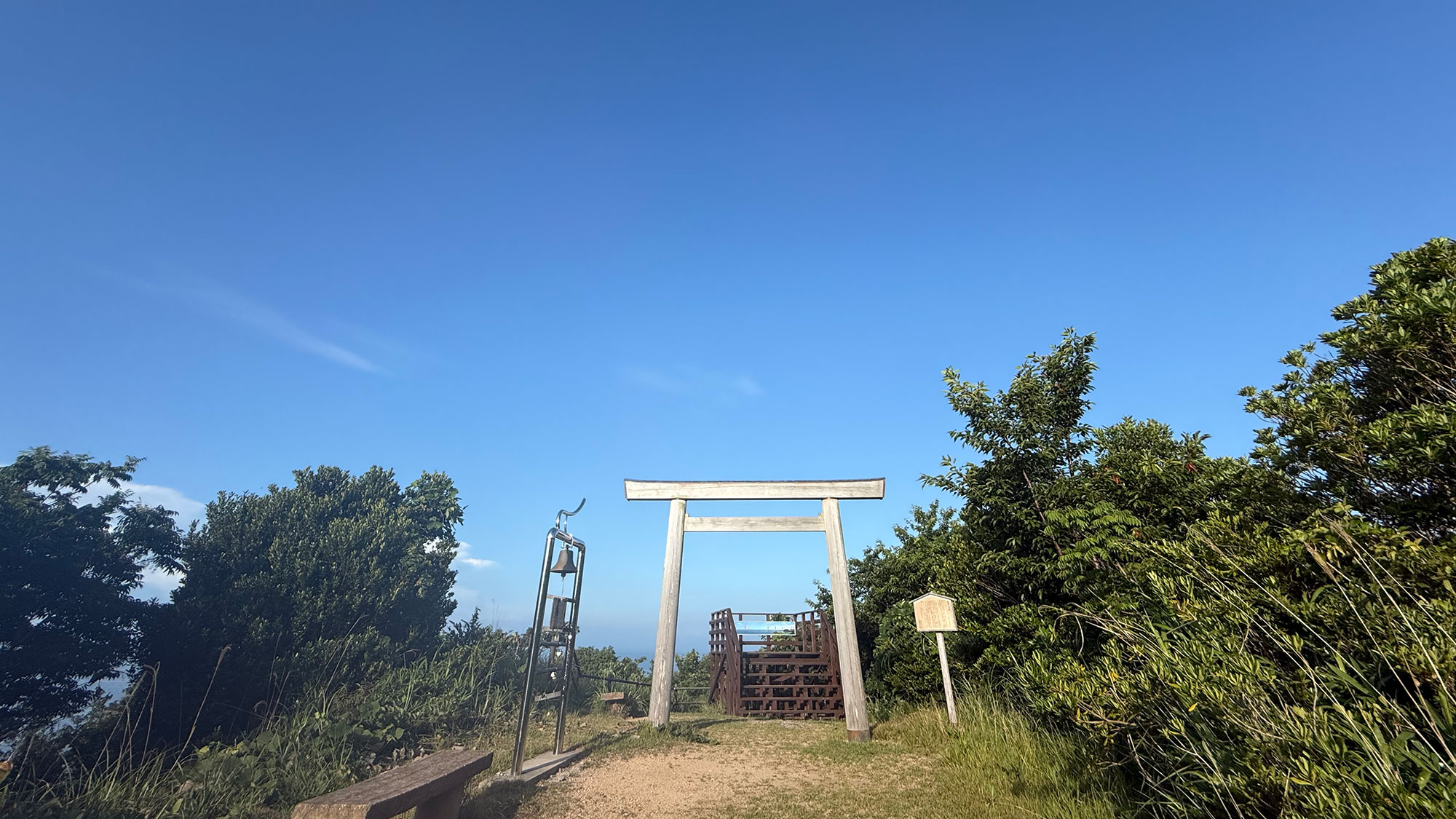 ・【太一岬キラキラ展望台】島の最南端『太一岬』には立派な鳥居が建っています