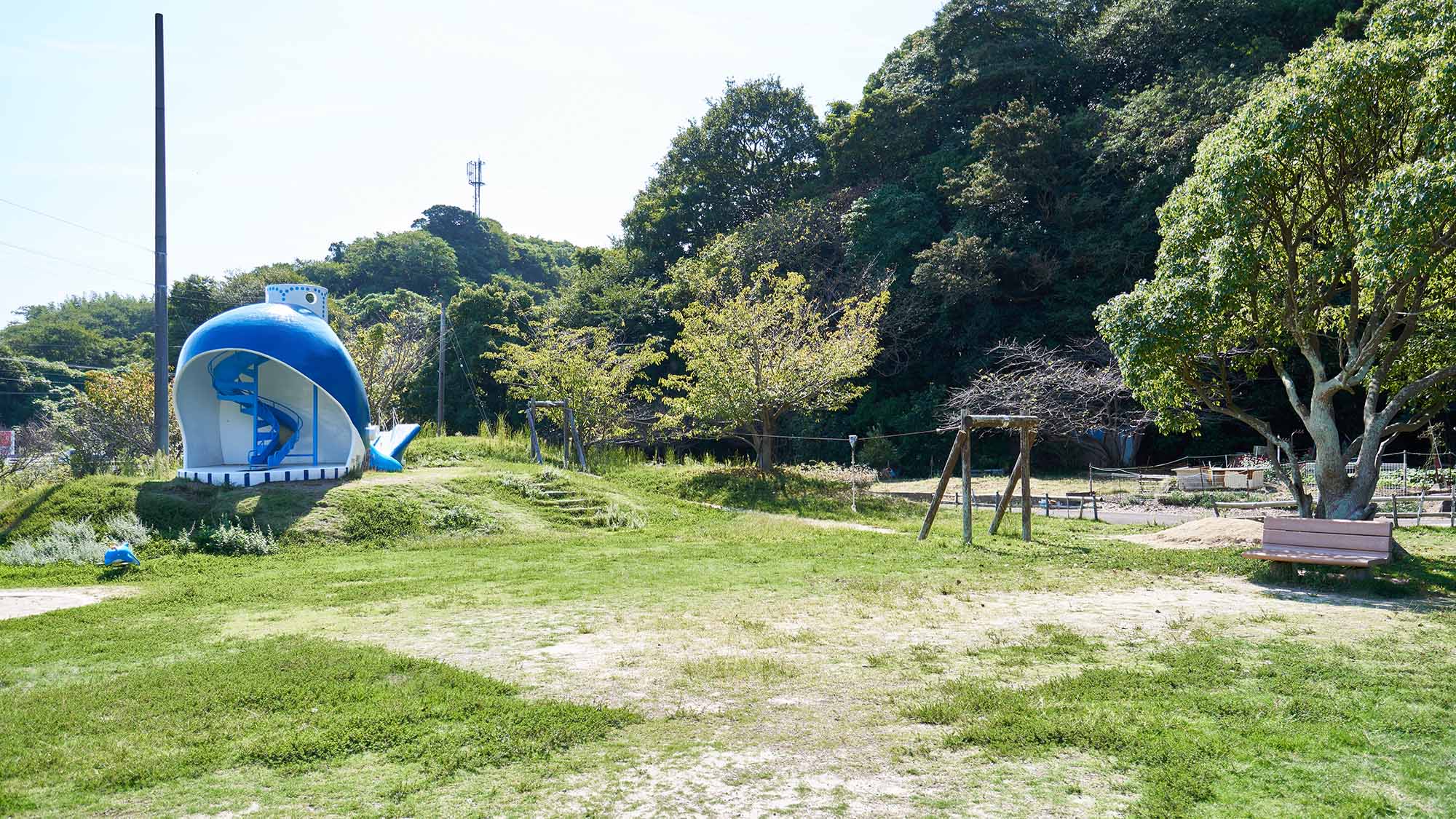 ・【駐車場】駐車場を探される際、目印となる「篠島・新町公園」には大きなクジラの遊具がございます