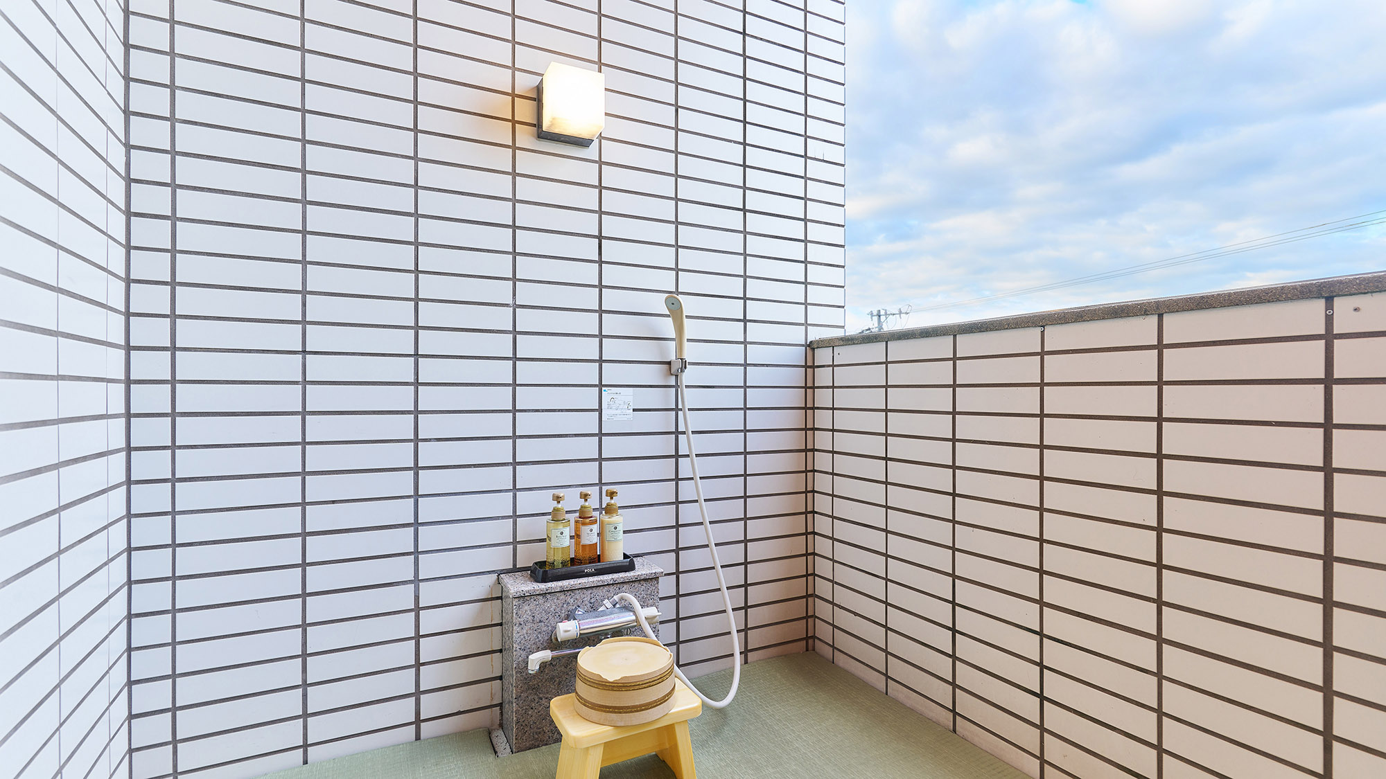 ・【客室／渚砂】心地よい外気を感じながらご入浴いただけます。温かいシャワーで疲れも洗い流しませんか