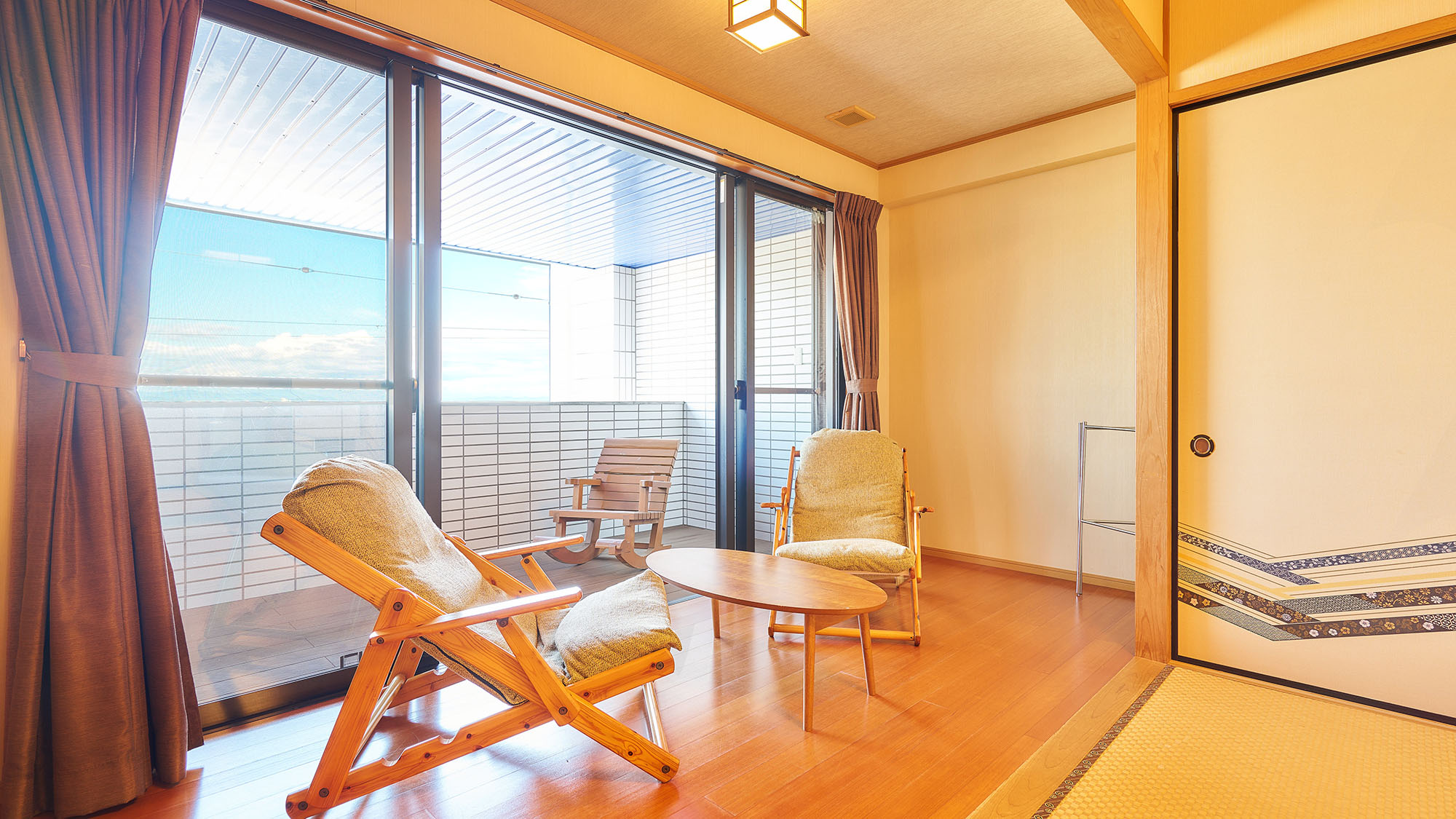 ・【客室／月】お連れ様と会話を楽しむのにぴったりなスペースです。寛いでお過ごしください