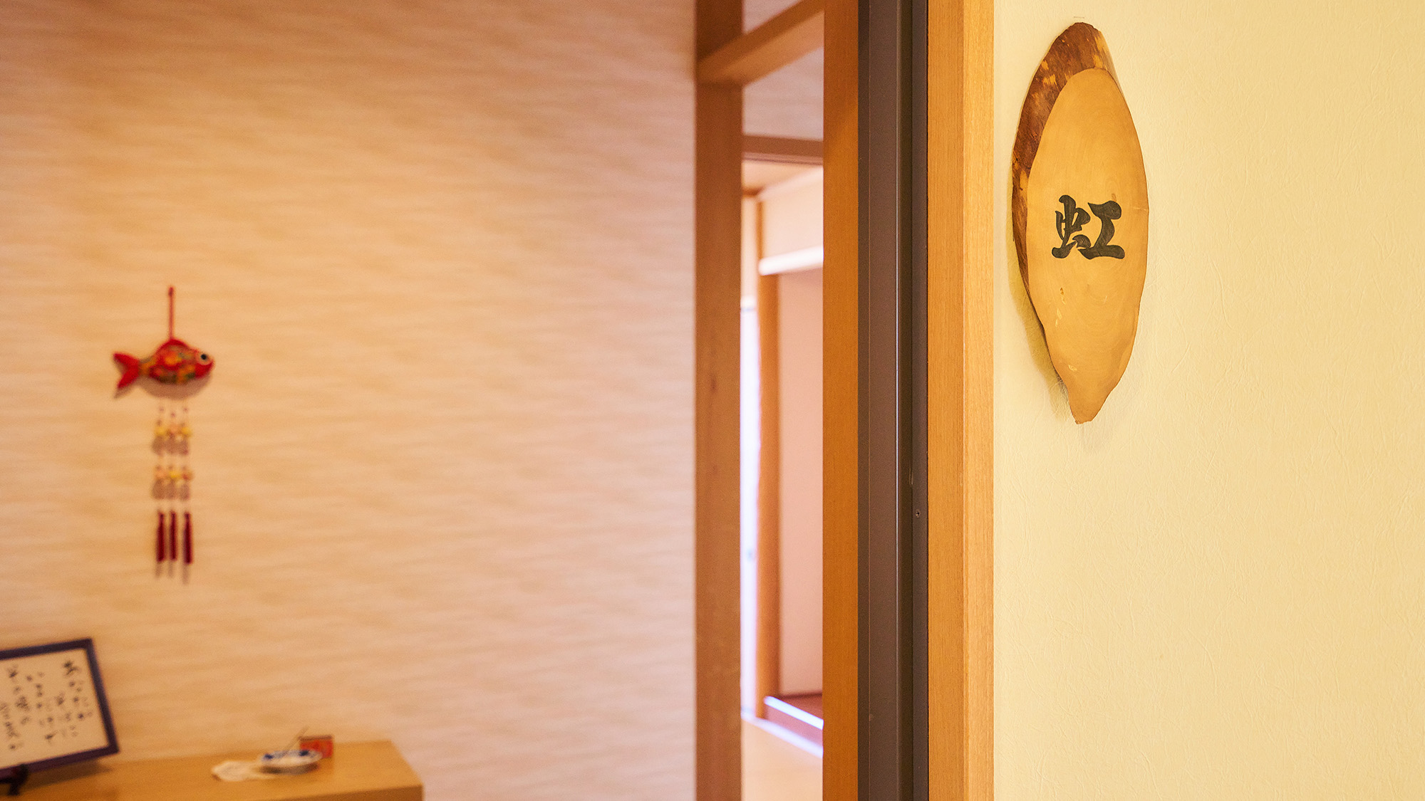 ・【客室／虹】12畳のバルコニー付き客室です。ご友人やカップルでのご宿泊に適した広さです