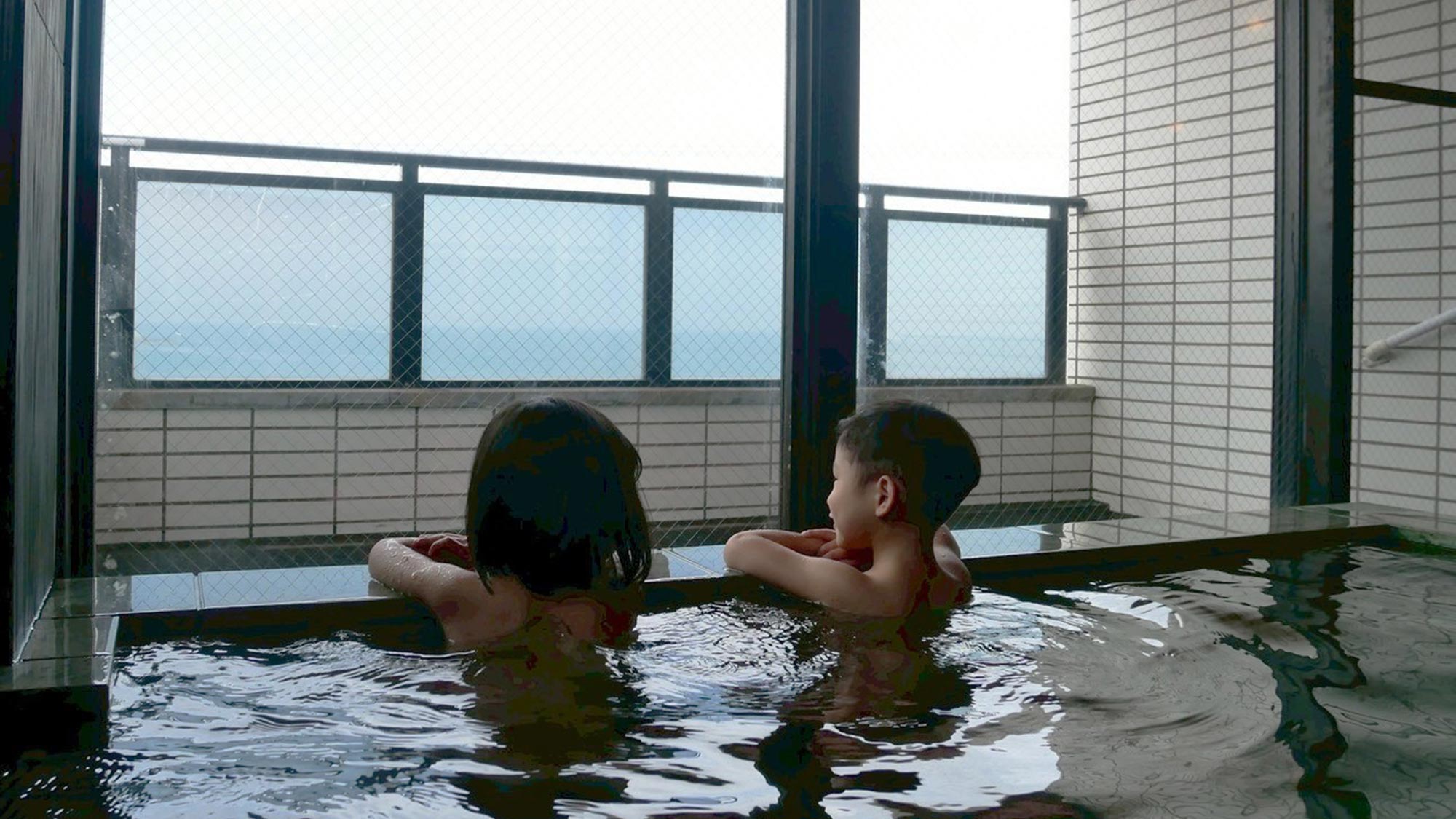 ・【大浴場】お子様も一緒にお風呂へ入れる大浴場　大きな窓が身も心も開放的にさせてくれます