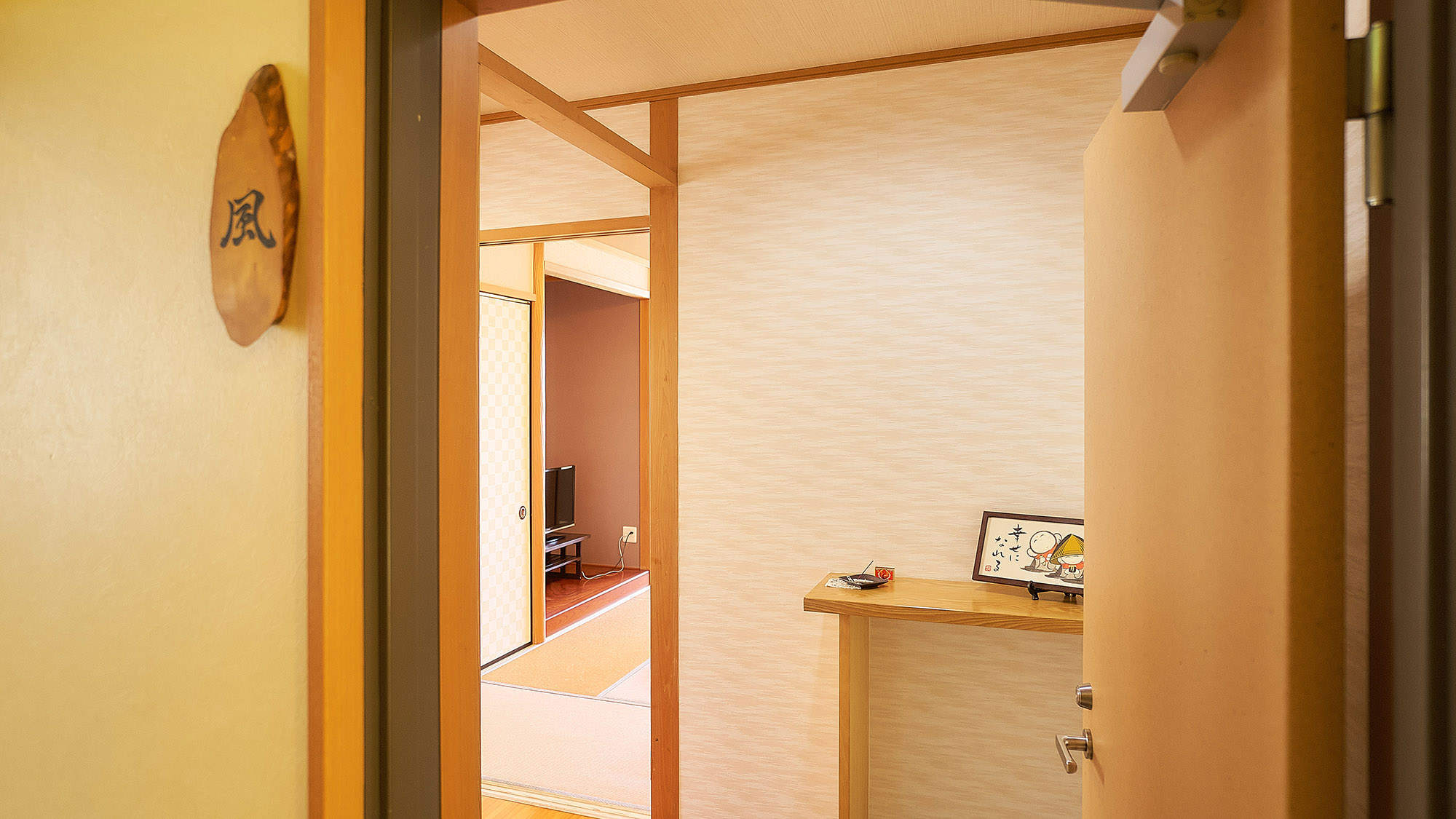 ・【客室／風】海を一望できるバルコニー付きの和室です。お風呂はございませんので大浴場をご利用ください